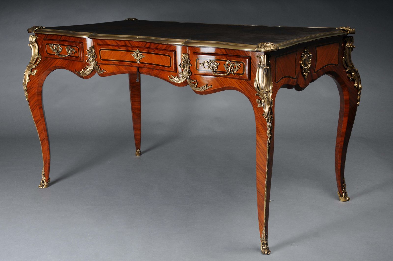 photo furniture Royal Desk/Bureau Plat In Louis XV Style With Veneer