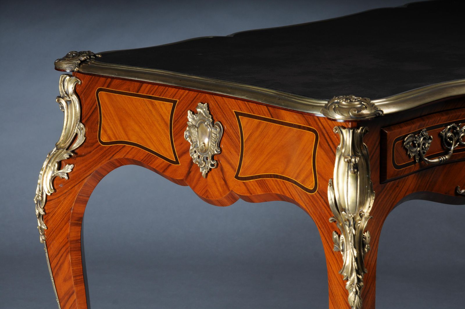 photo vinterior Royal Desk/Bureau Plat In Louis XV Style With Veneer