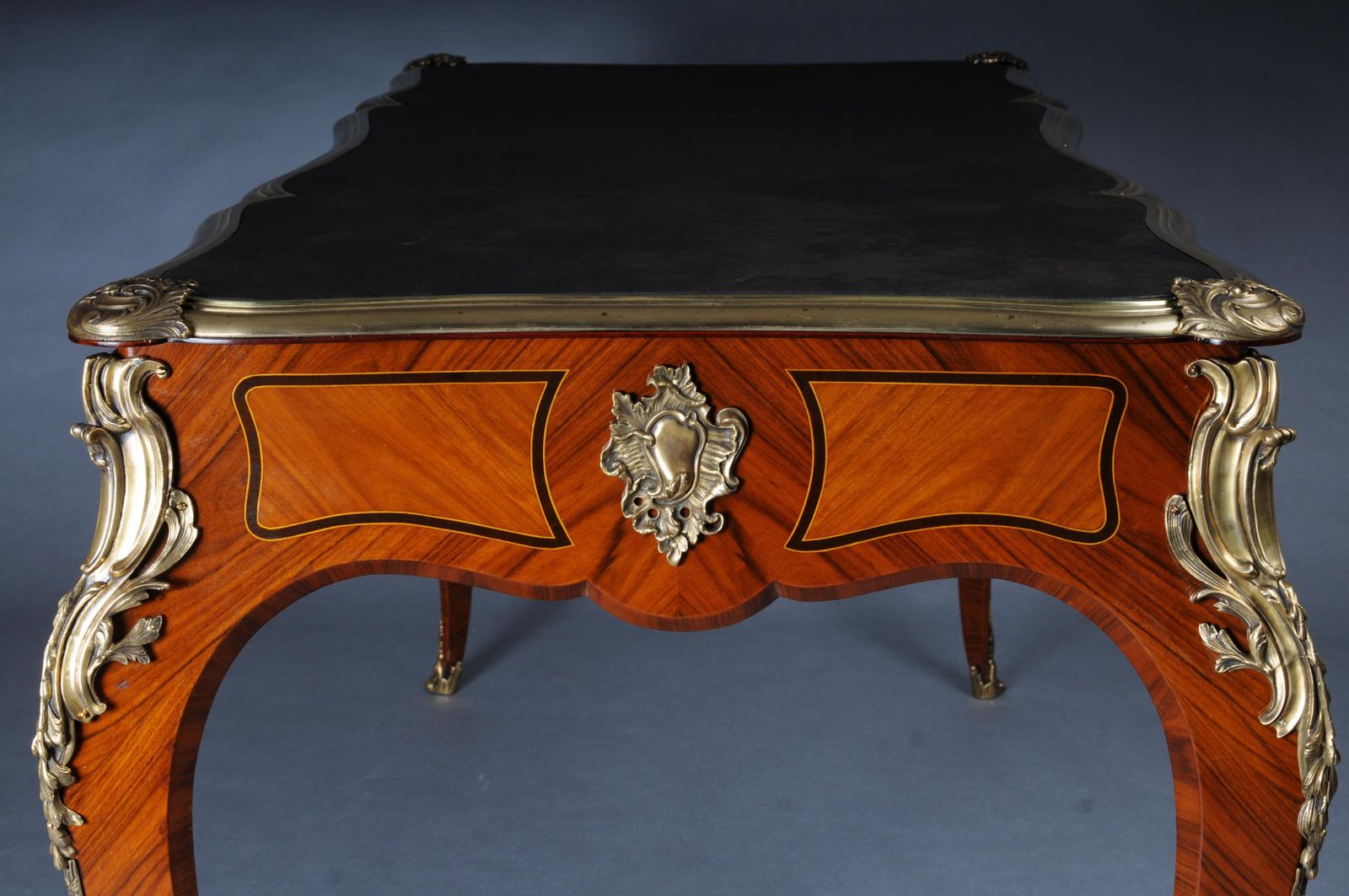 photo vintage Royal Desk/Bureau Plat In Louis XV Style With Veneer
