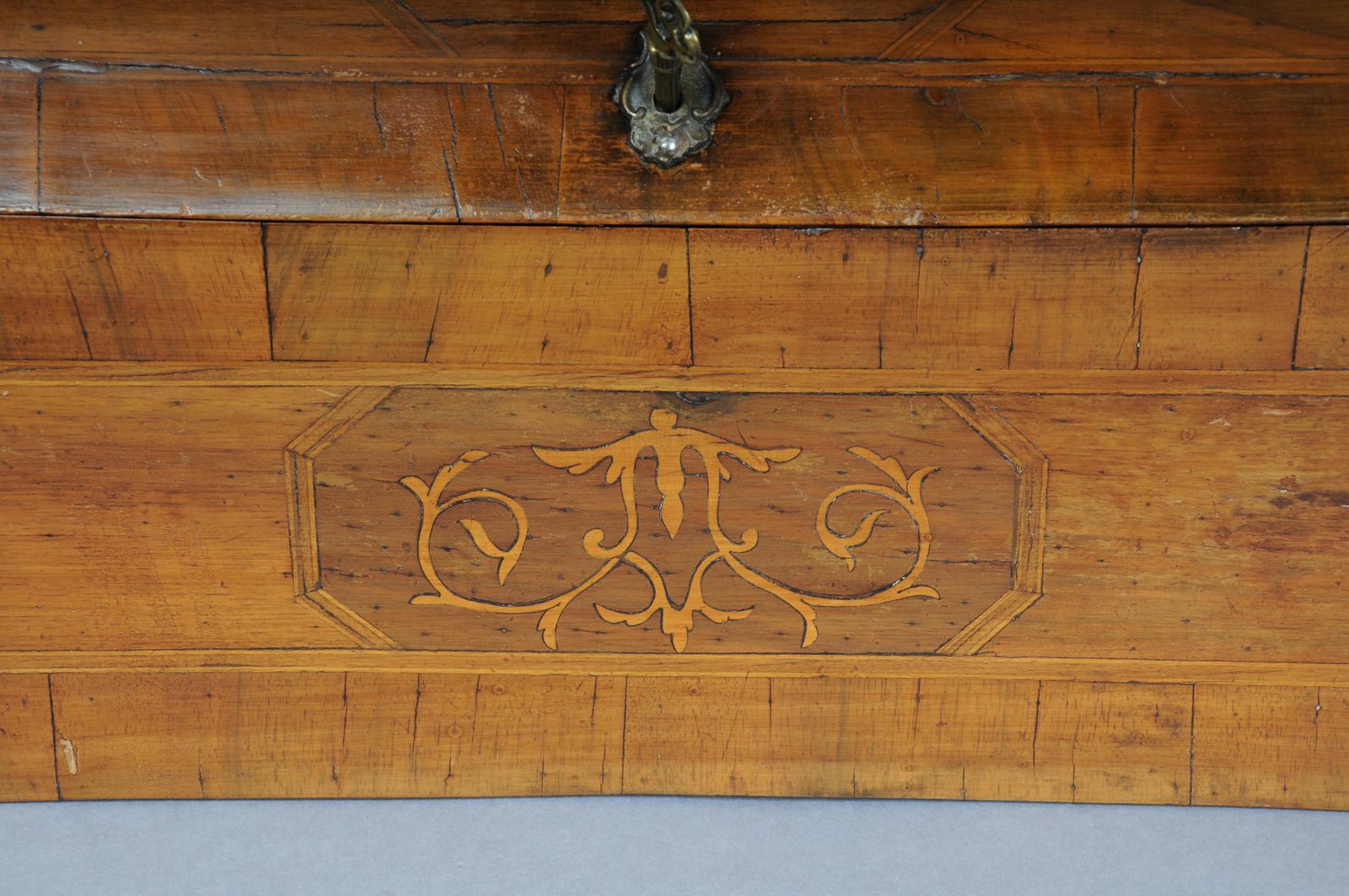 photo vintage Beautiful Antique Slanted Flap Secretary, 20th Century. Walnut Root Veneer.