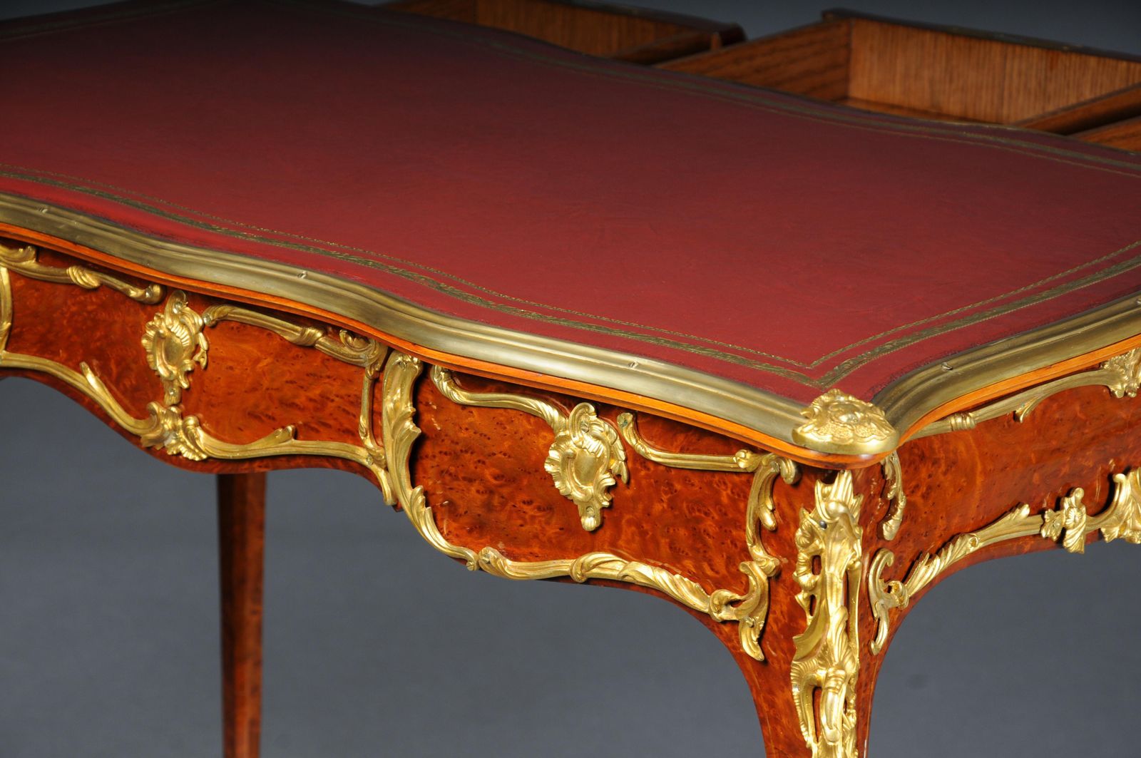 3067.0 Elegant Veneered Bureau Plat / Desk In Louis XV Style photo