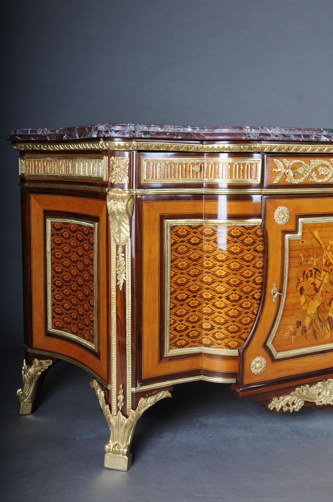 photo vintage Royal Commode/Chest Of Drawers After Jean Henri Riesener