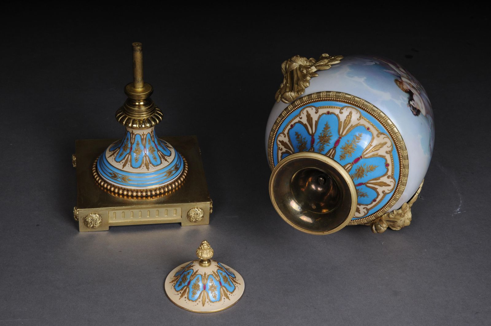 photo vinterior 19th Century Monumental Sèvres Vase With Bronze Mounting