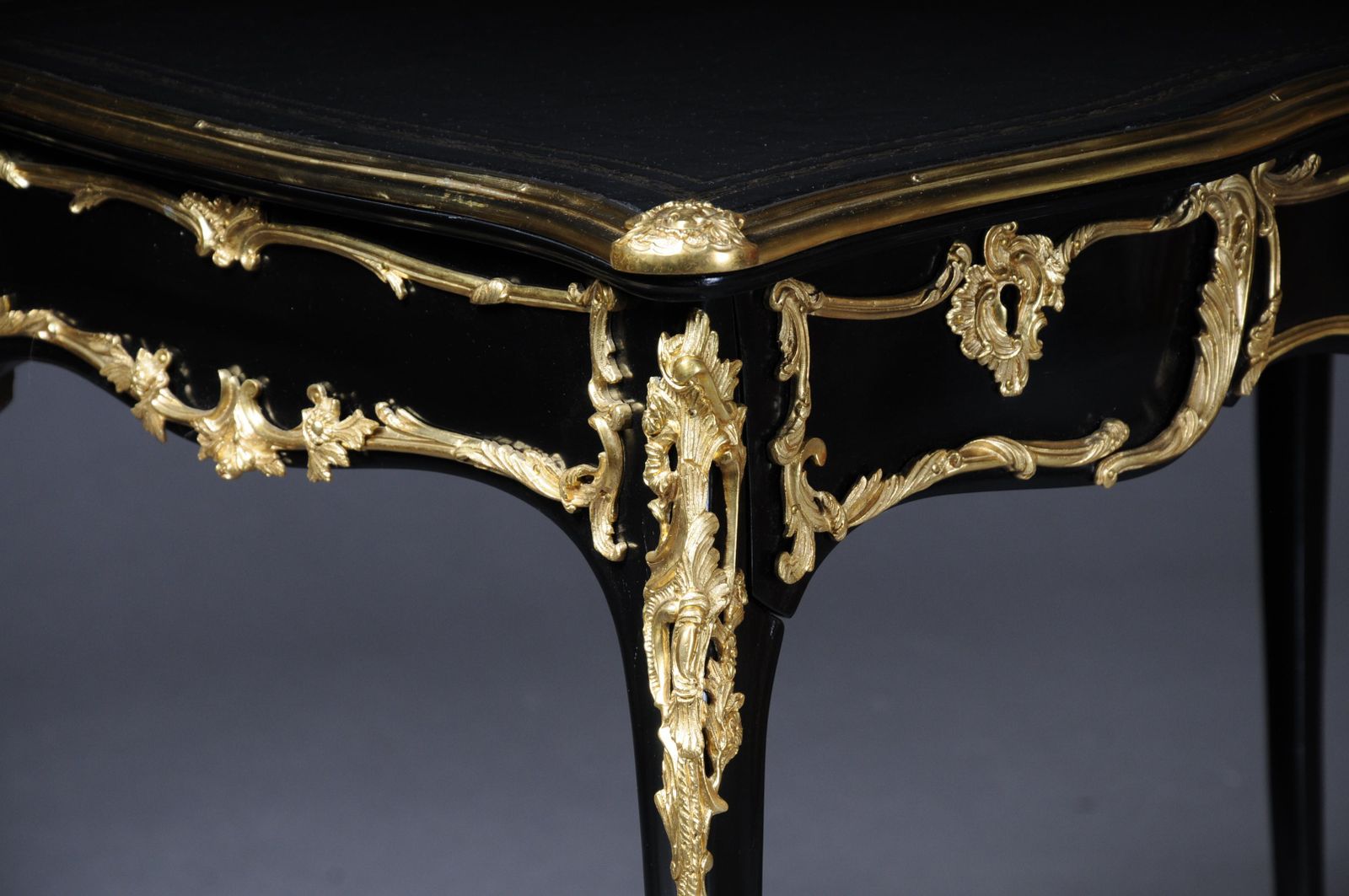 photo vintage 20th Century Elegant Black Bureau Plat / Writing Desk In Louis XV, Beech