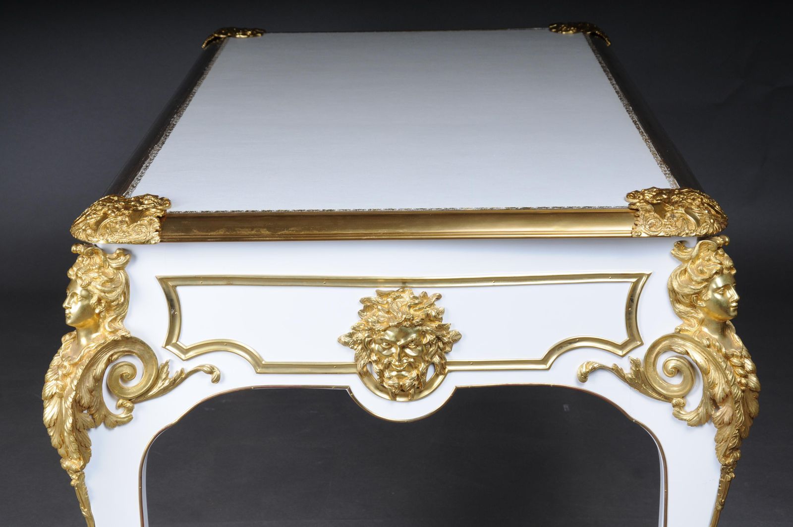 photo vinterior 20th Century Bureau Plat/Desk High Gloss White With Gold After C. Boulle