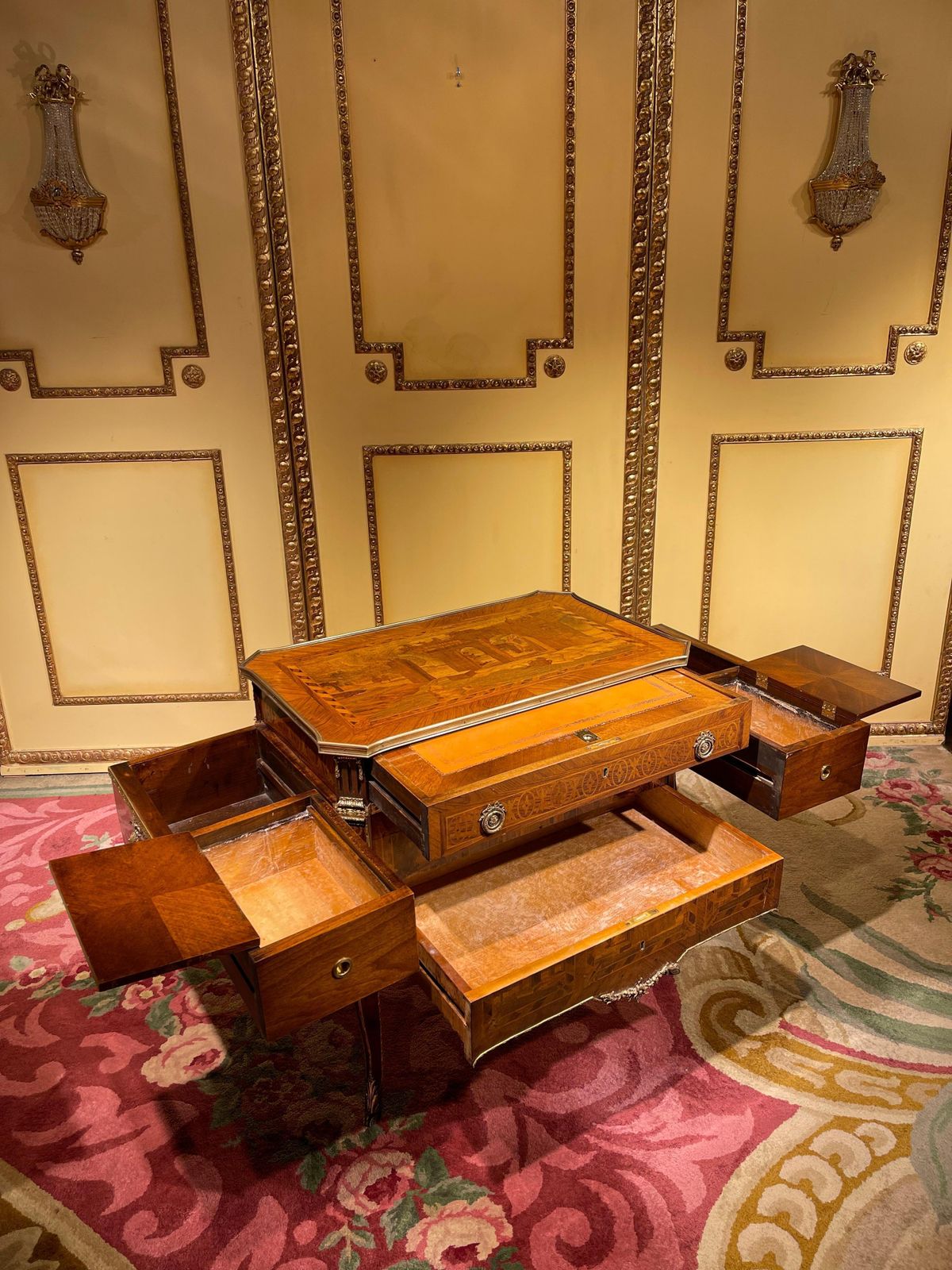 photo furniture 20th Century Louis XV Style Dresser/Dressing Table, Transformable Furniture