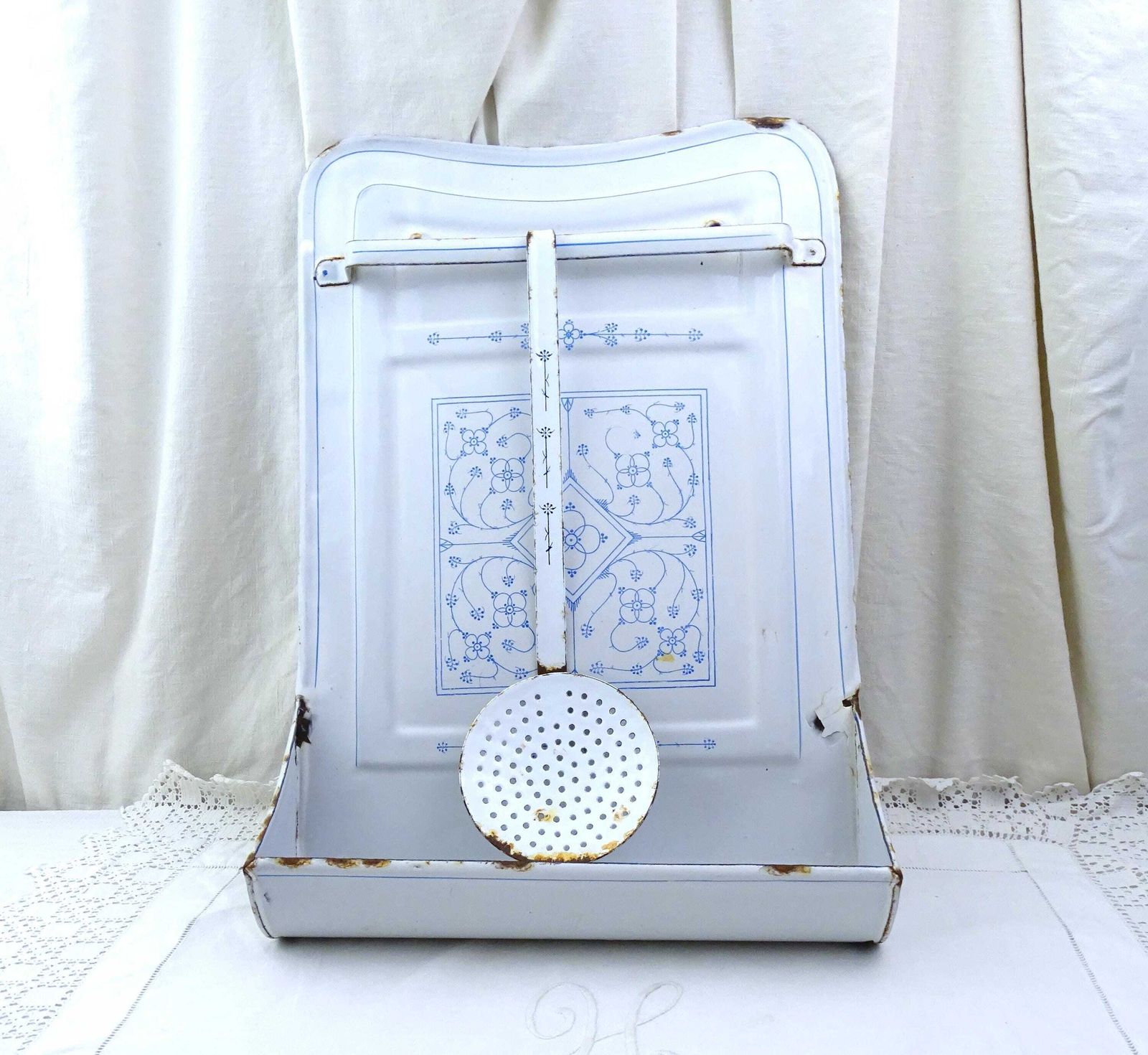 Antiek Frans Wit Geëmailleerd Druipbakje Met Blauw Patroon En Zeef, Wandmontage – Decoratief Keukenitem Uit Frankrijk