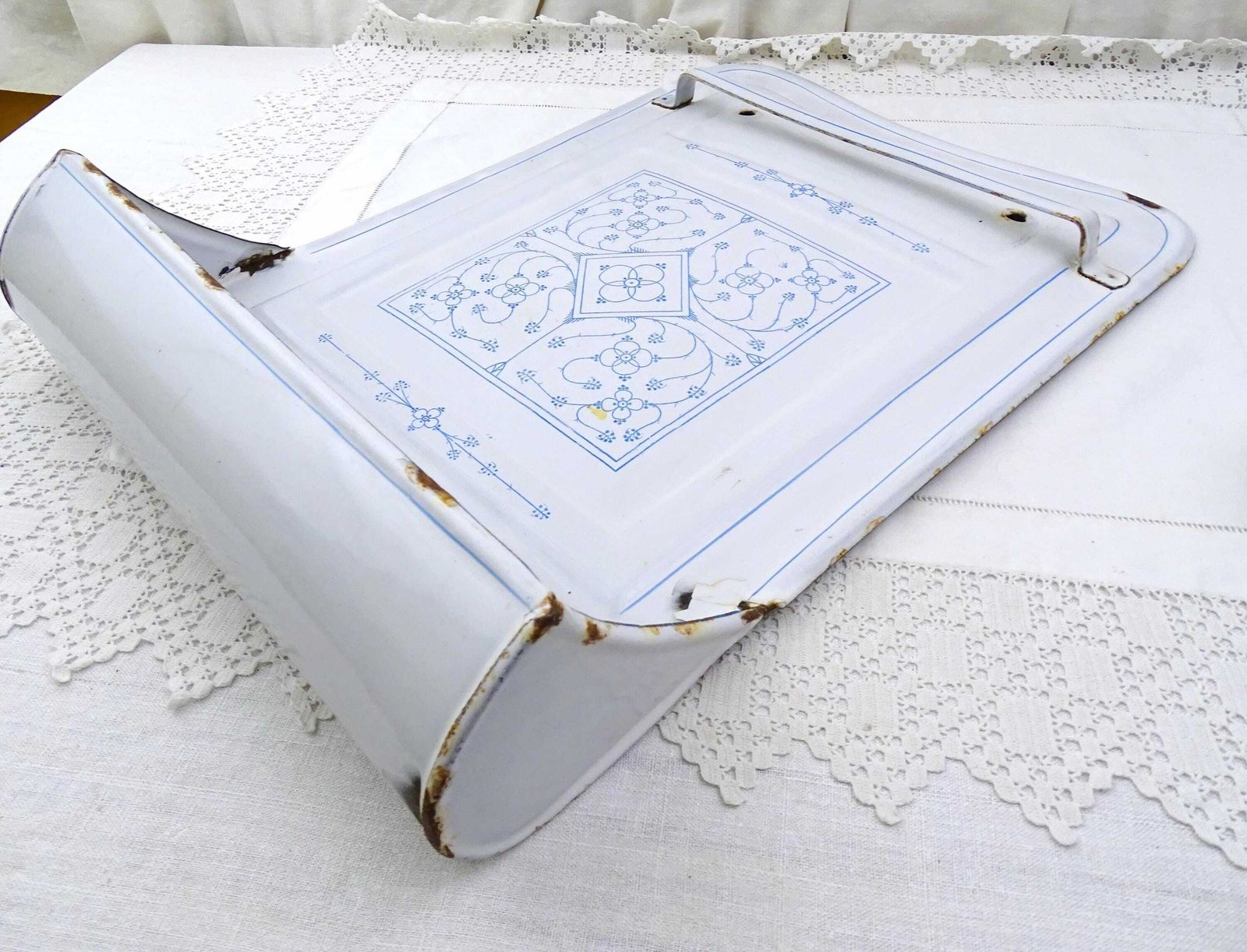 Antiek Frans Wit Geëmailleerd Druipbakje Met Blauw Patroon En Zeef, Wandmontage – Decoratief Keukenitem Uit Frankrijk photo 146.0