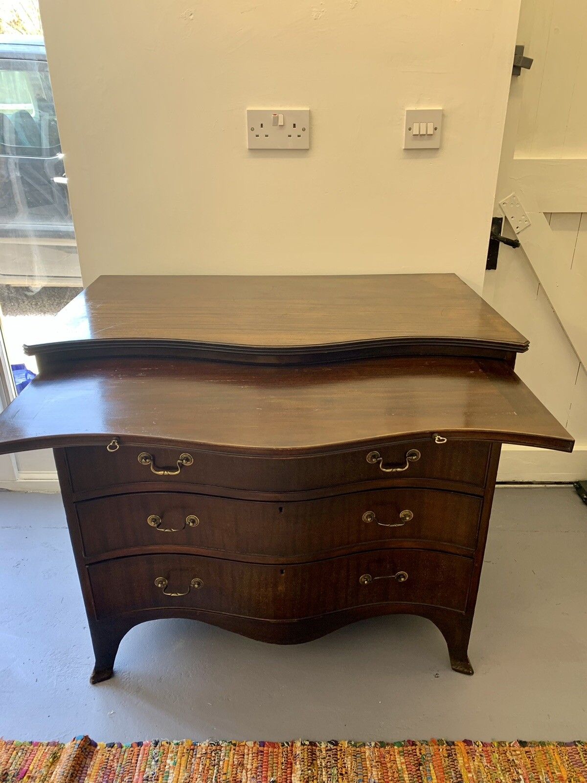 photo furniture Vintage Georgian Style English Mahogany Serpentine Desk Chest Of Drawers