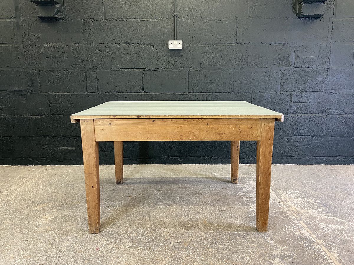 photo vintage Antique Pine Farmhouse Table With Formica Top