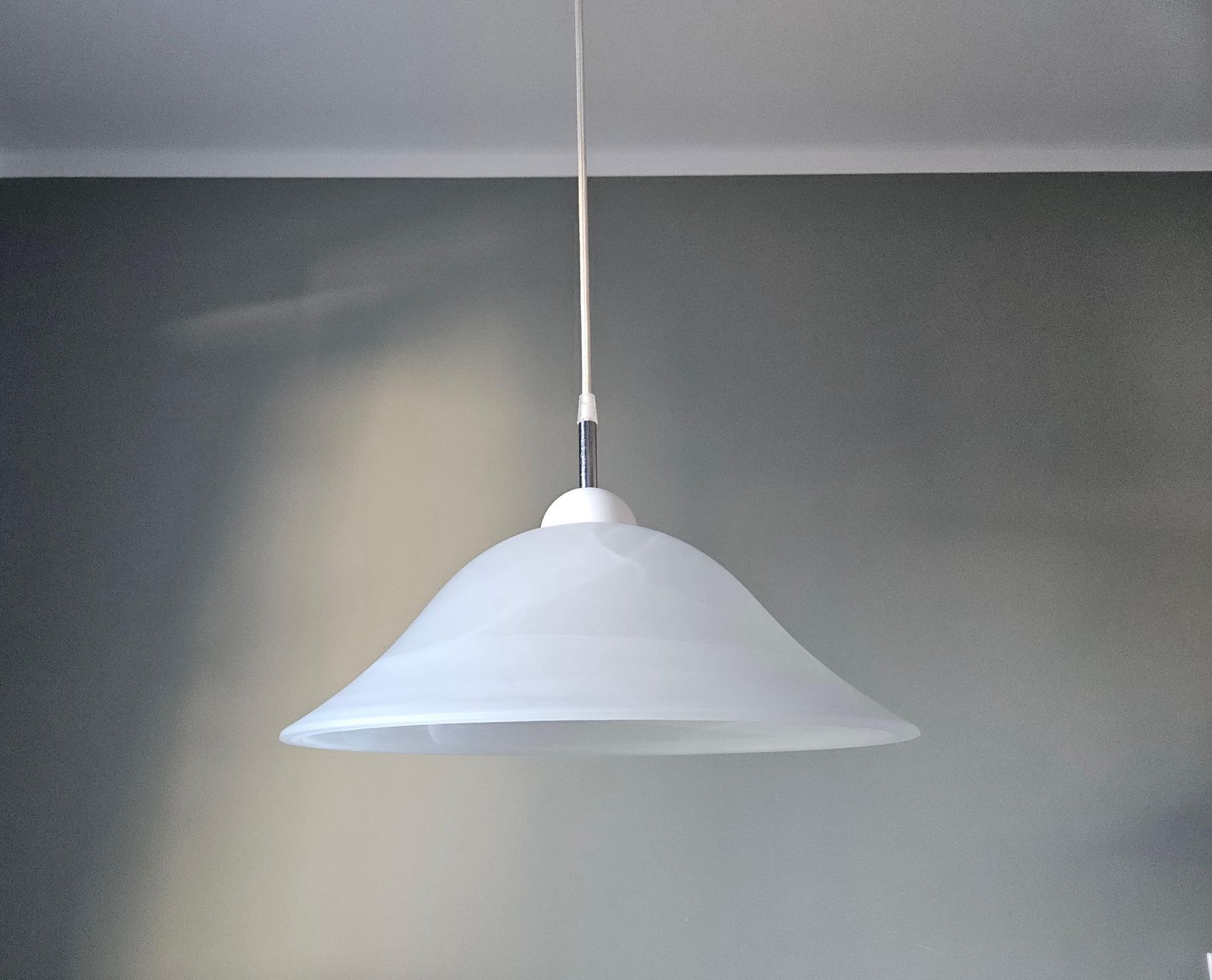 photo for sale Vintage Murano Glazen Hanglamp, Mid-Century Plafondlamp, Hanglamp, Wit Paddenstoelvormig Murano Glas met Wervelmotief, Vintage Kroonluchter