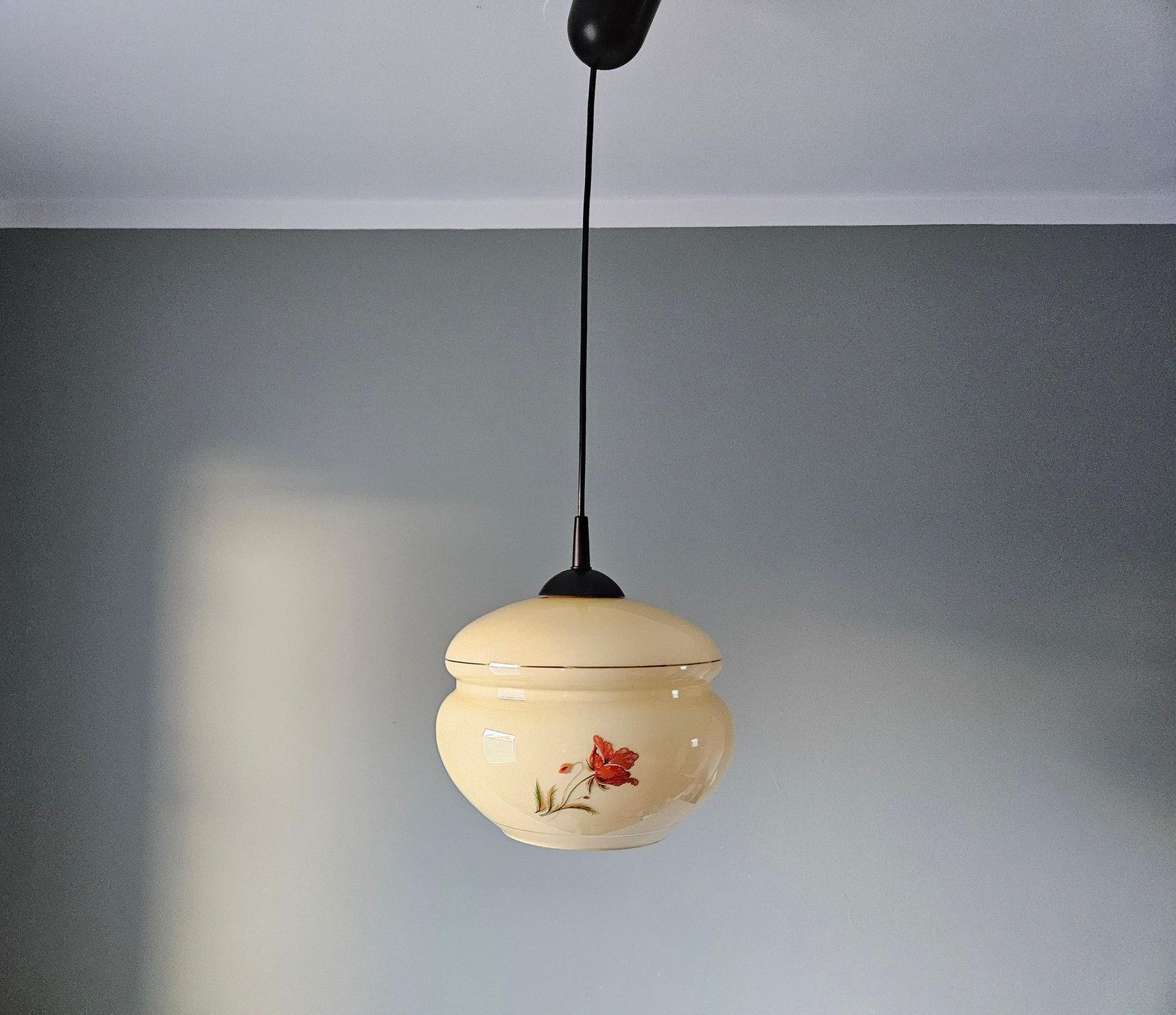 Vintage hanglamp, lichtgeel glazen plafondlamp, hanglamp, Joegoslavië jaren 70, Mid-Century Modern, klaproosbloemdessin photo vinterior