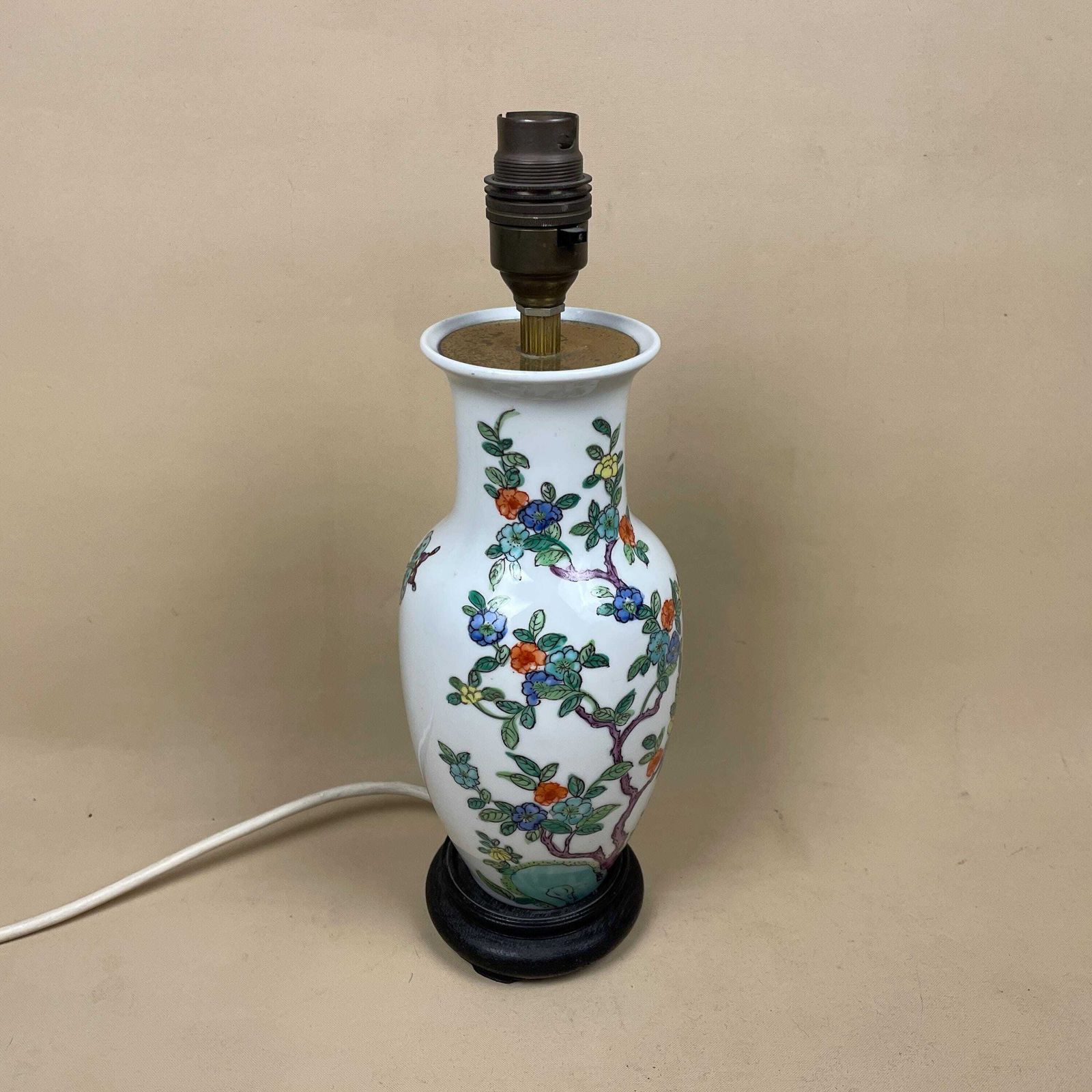 Vintage Ceramic Lamp Light Bedside Table Hand Painted Floral Bird Design Pattern Wood Base Oriental Chinese Vase White Antique Brass