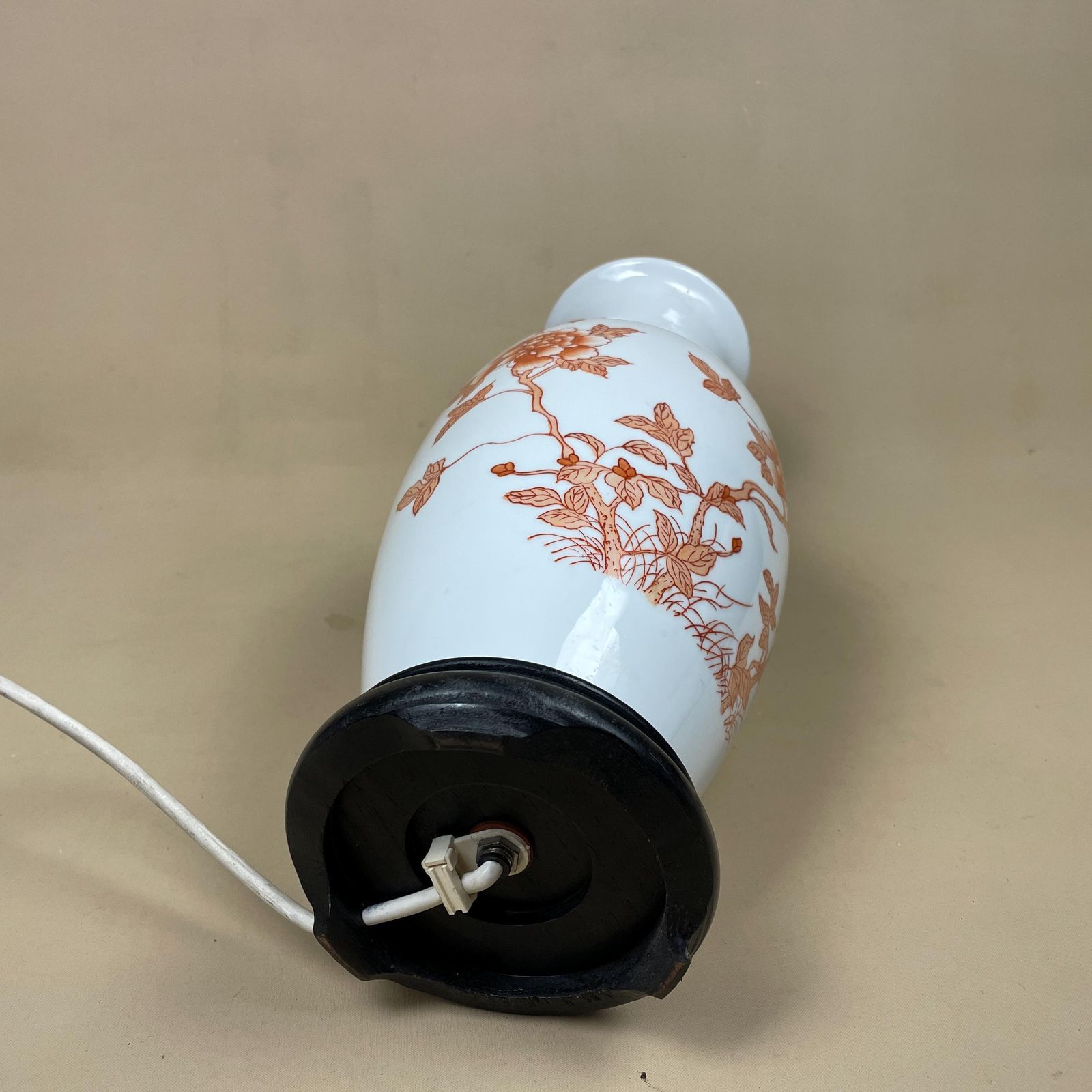 photo furniture Vintage Ceramic Lamp Light Bedside Table Hand Painted Floral Design Pattern Wood Base Oriental Chinese Vase White Orange Antique Brass