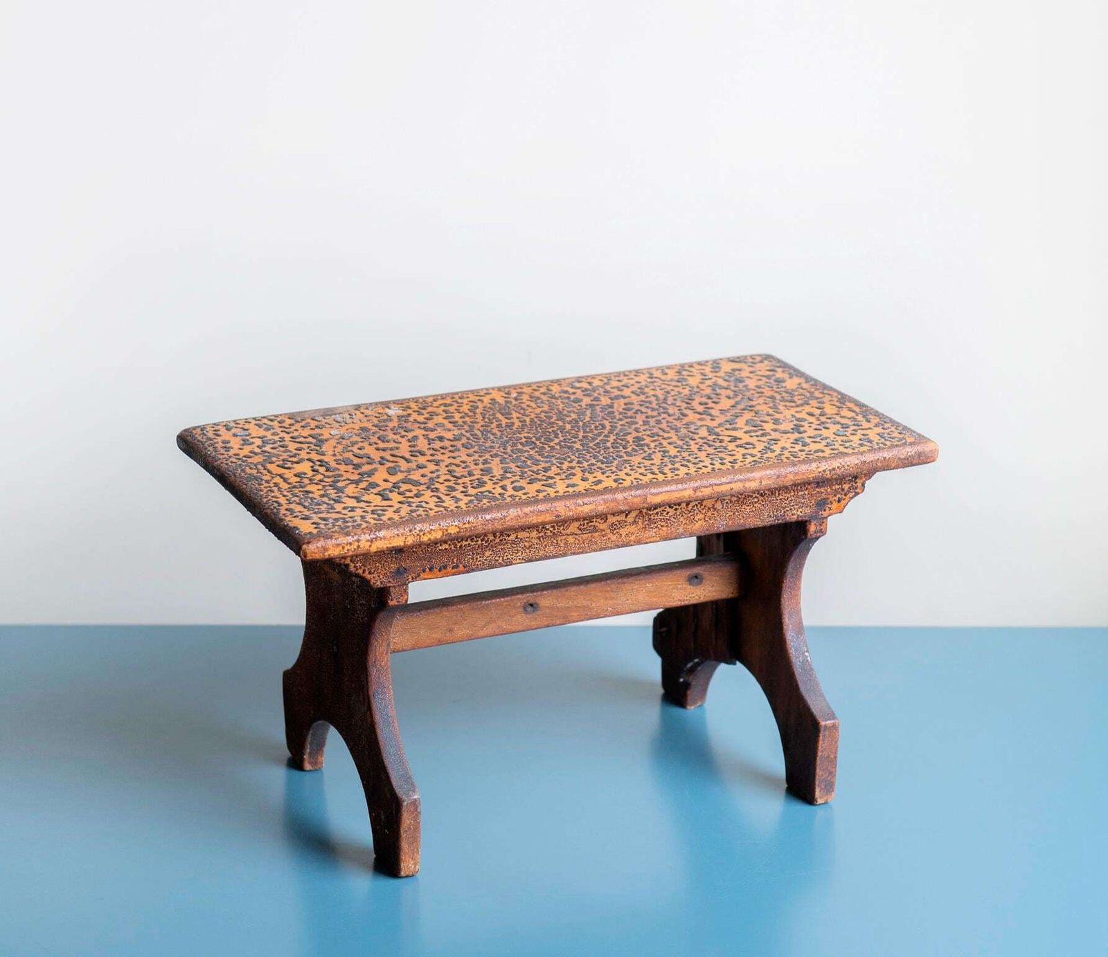 Antiek Houten Krukje, Handgesneden Tabouret, Decoratief Bijzettafeltje, Rustiek Victoriaans Plantenstandaard, Kleine Bank