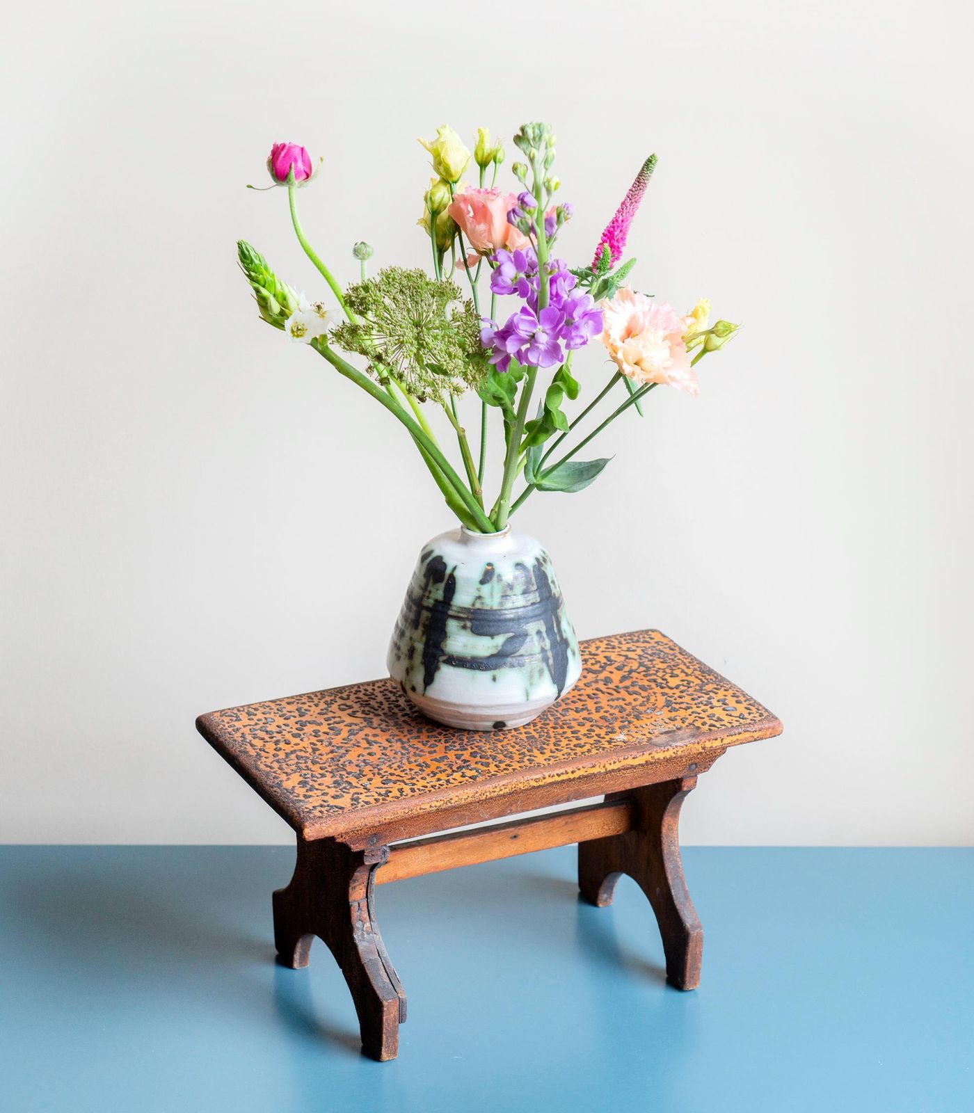Antiek Houten Krukje, Handgesneden Tabouret, Decoratief Bijzettafeltje, Rustiek Victoriaans Plantenstandaard, Kleine Bank photo Meubels