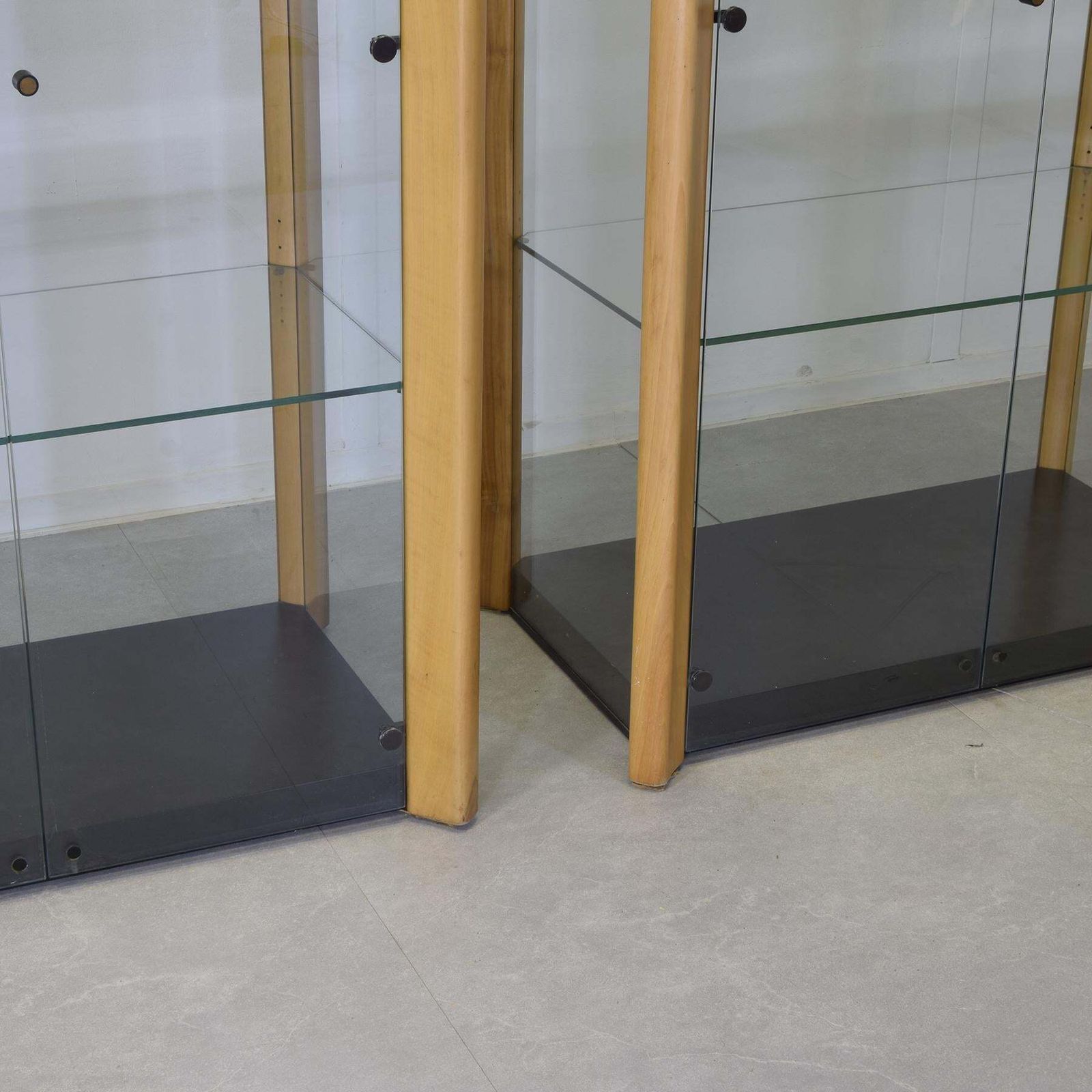 photo furniture Angelo Mangiarotti Set Of Two Showcases De Nos 1970s.