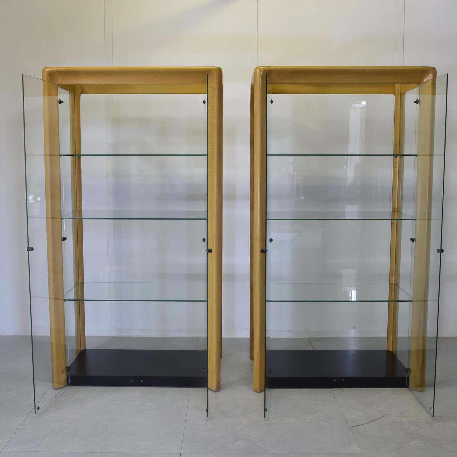 photo vinterior Angelo Mangiarotti Set Of Two Showcases De Nos 1970s.