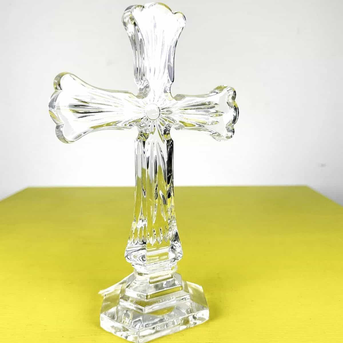 Crystal Cross Ar photo vinterior