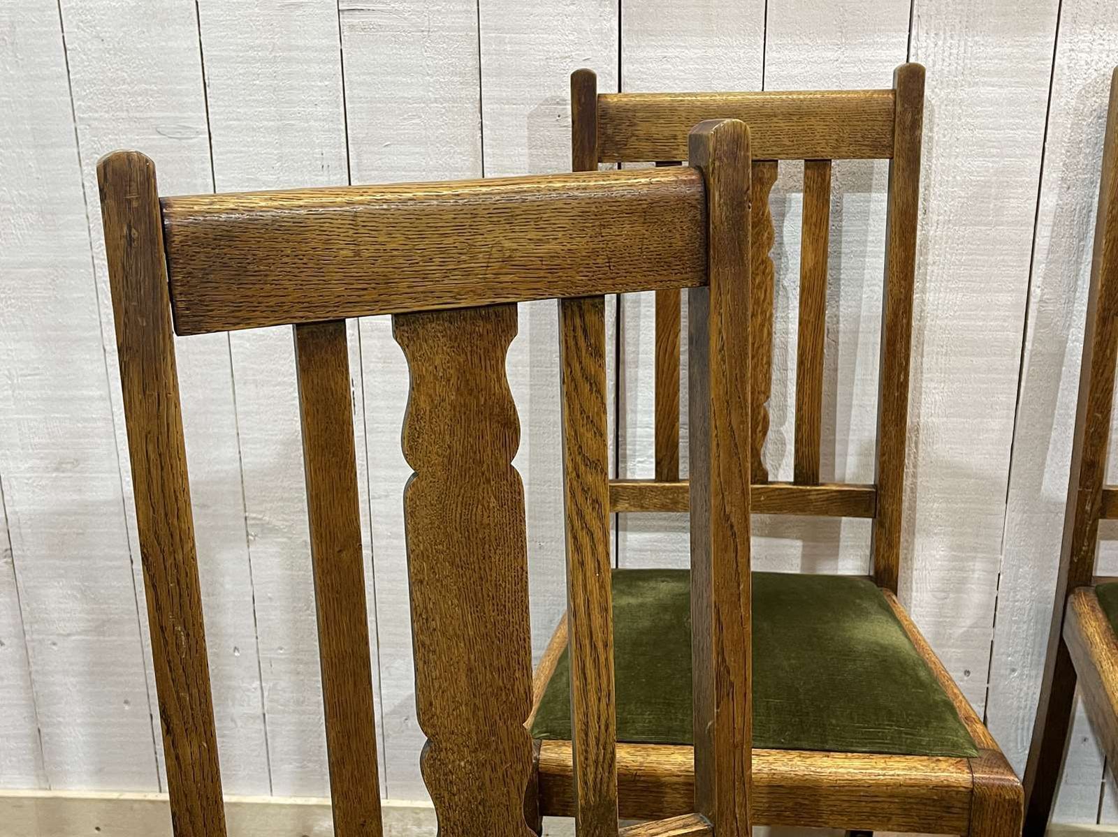 Set Of 4 English Oak Chairs From The 1930s photo 580.0