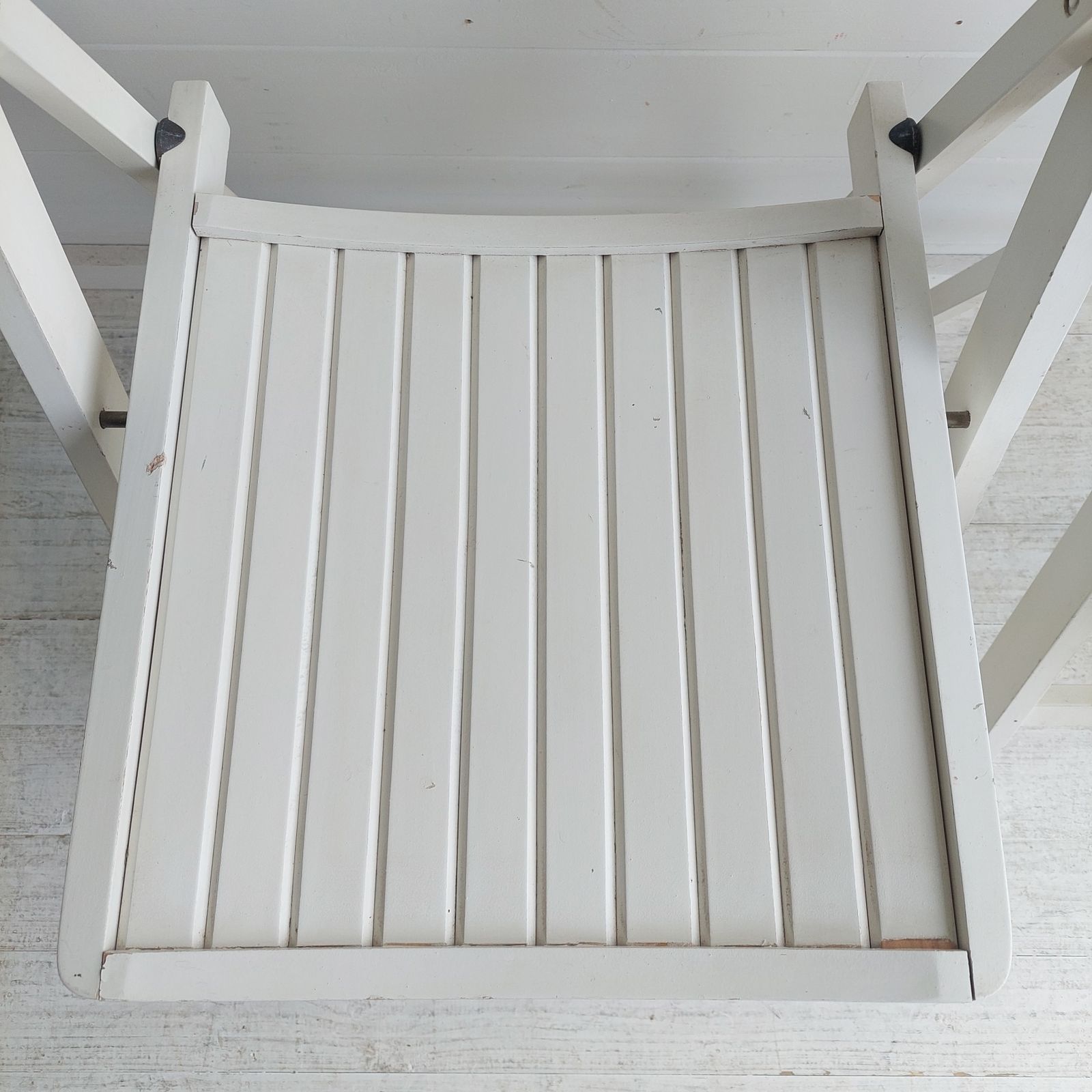 photo vinterior Pair Of Mid Century Folding Chairs Vintage White Slat Dining Chairs 70s Set Of 2