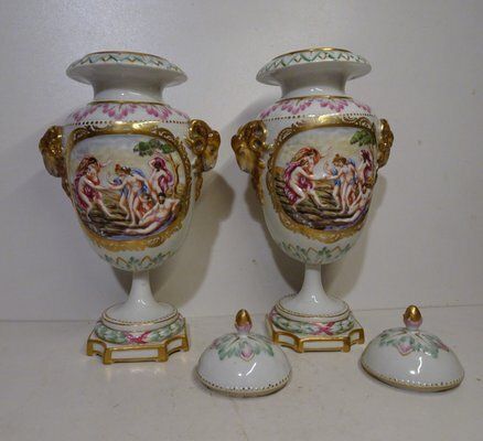 Antique 19th Century Porcelain Medici Lidded Vases From Capodimonte, 1890s, Set Of 2 photo vinterior