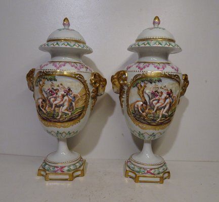 Antique 19th Century Porcelain Medici Lidded Vases From Capodimonte, 1890s, Set Of 2 photo vintage
