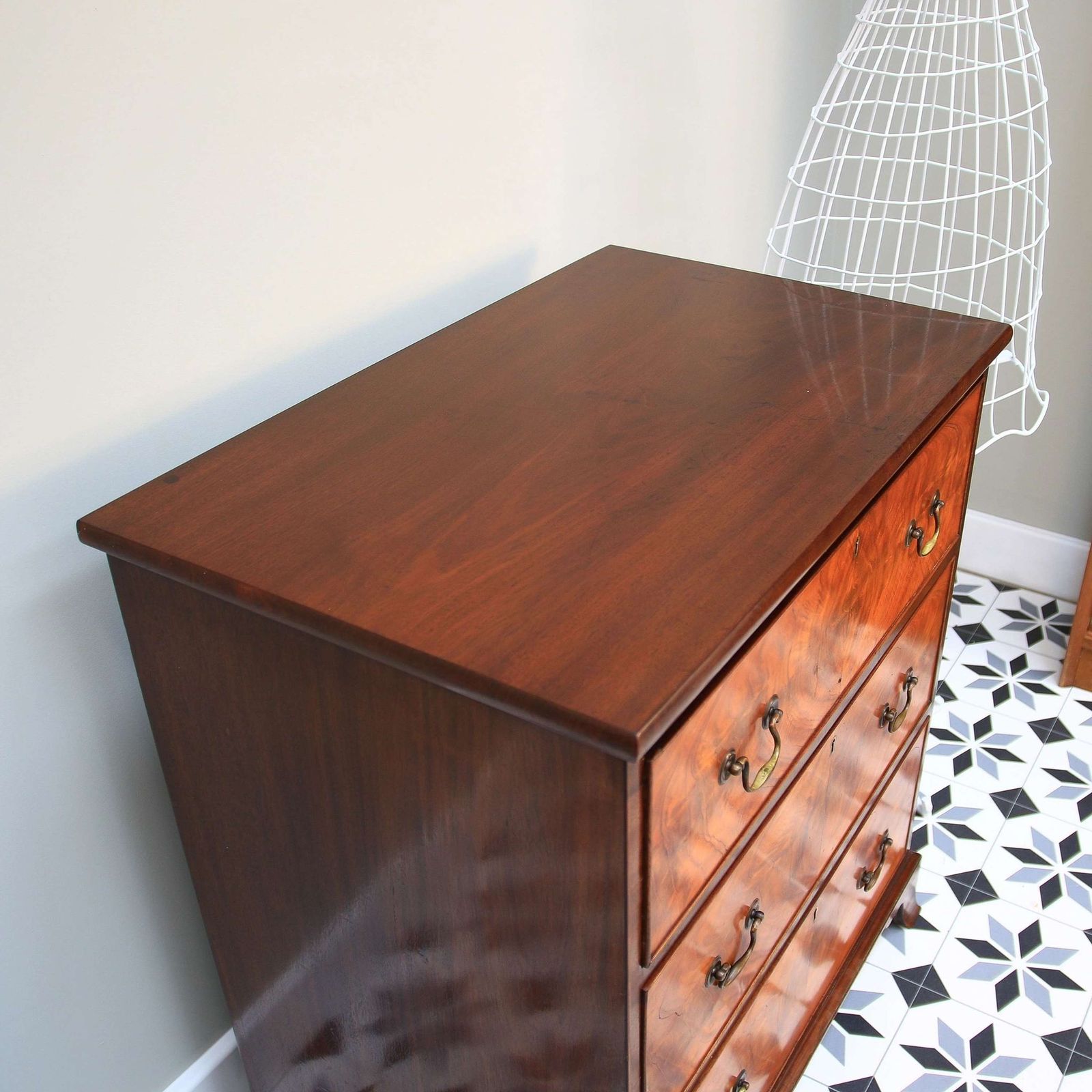 Chest Of Draws Georgian Style Mahogany Chest Of Three Graduated Draws photo 395.0
