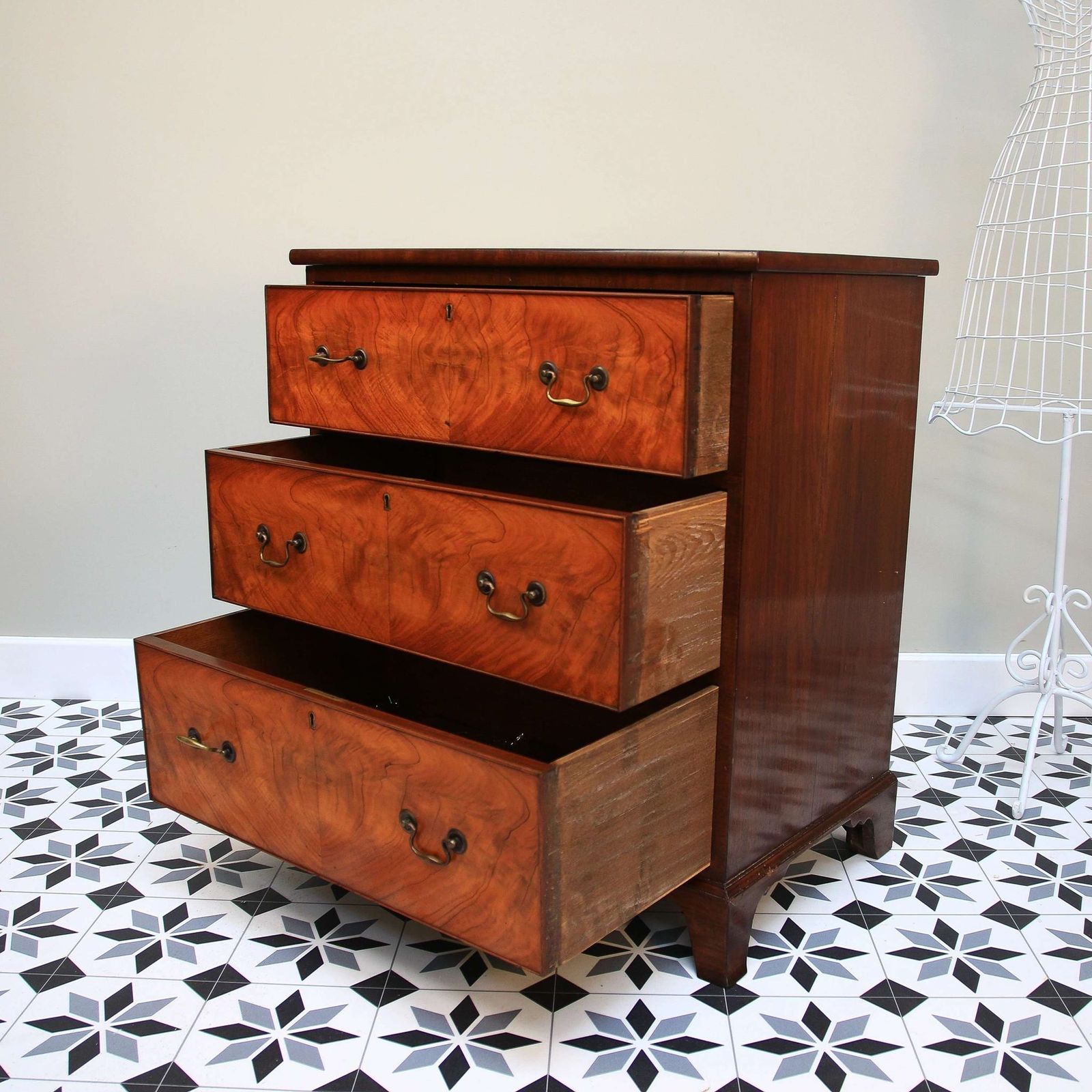 Chest Of Draws Georgian Style Mahogany Chest Of Three Graduated Draws photo vinterior