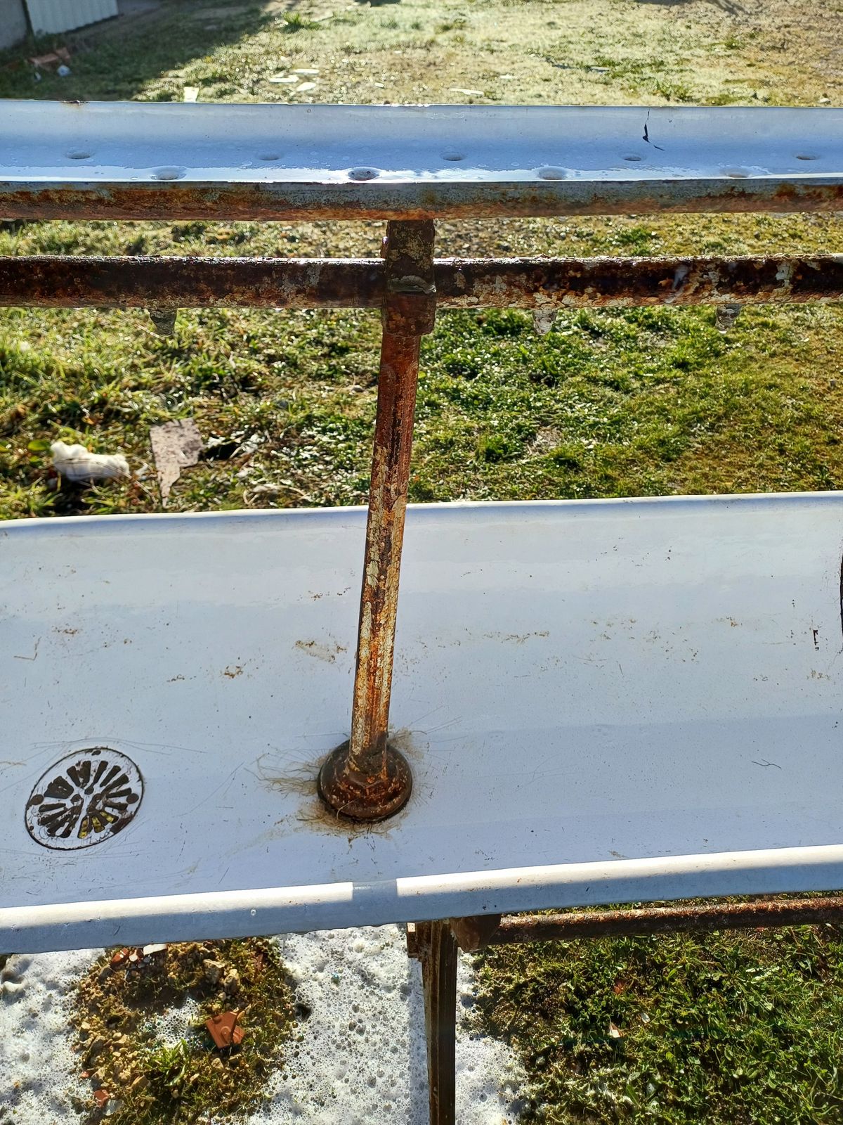 Old School Washbasin In Enameled Cast Iron photo vinterior