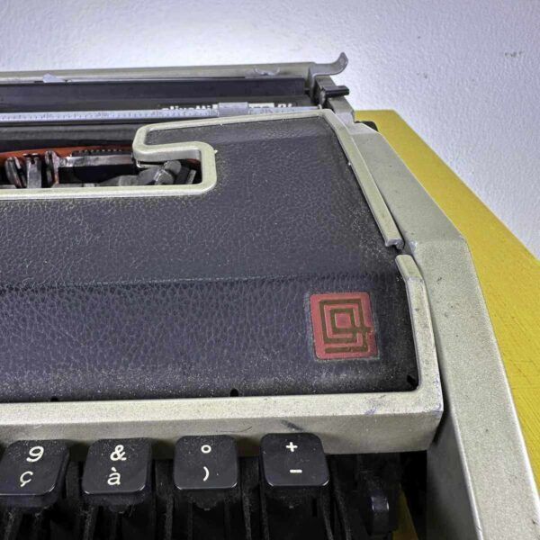 Vintage Olivetti Typemachine Letter Dl photo Woonaccessoires