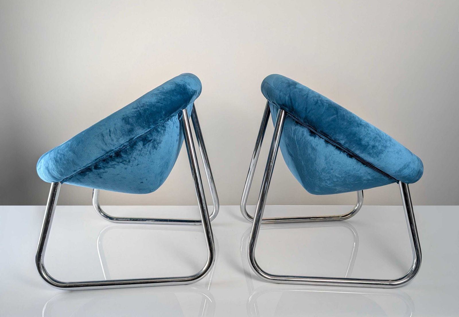 photo furniture Pair Of Italian Armchairs In Chromed Metal And Blue Velvet, 1970s