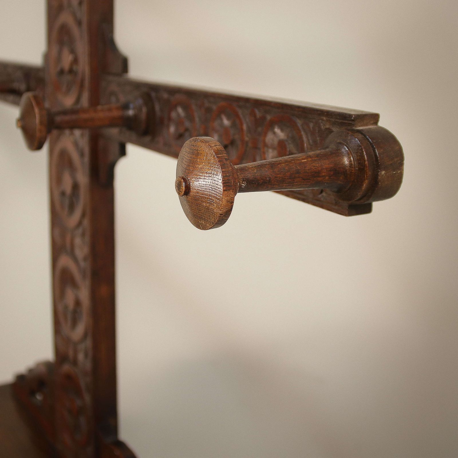 photo vintage Hall Stand Late Victorian In A Crucifix Shape With Bobbin Legs
