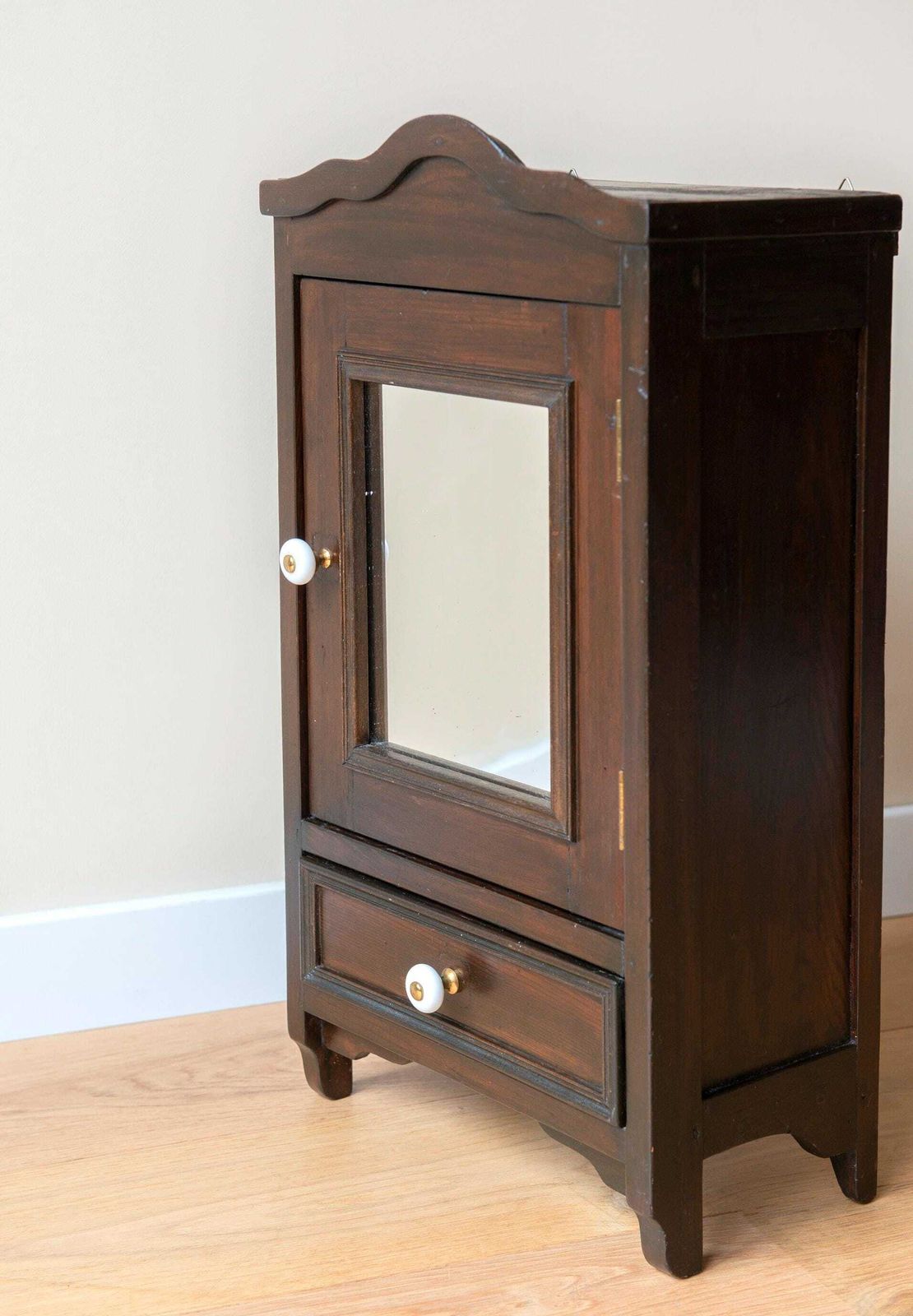 Armoire à pharmacie avec miroir, armoire de salle de bains d'époque, coffret à médicaments laqué, meuble de rangement en bois brun foncé photo for sale