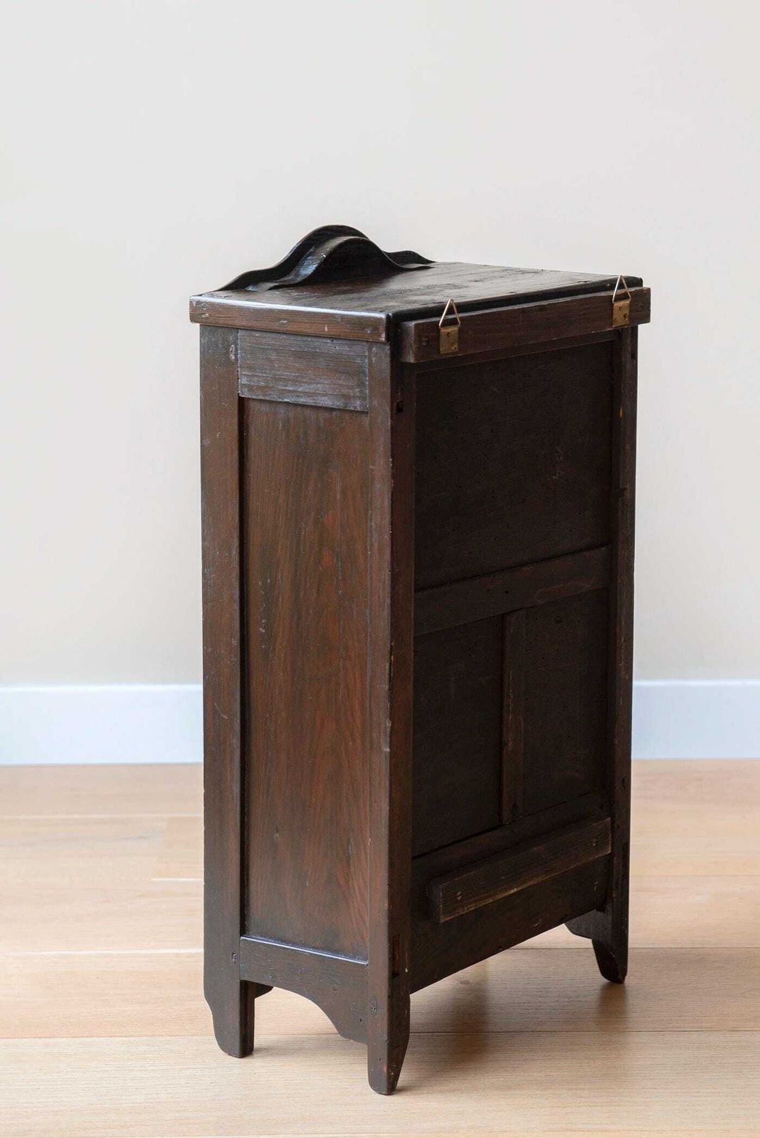 Armoire à pharmacie avec miroir, armoire de salle de bains d'époque, coffret à médicaments laqué, meuble de rangement en bois brun foncé photo vintage