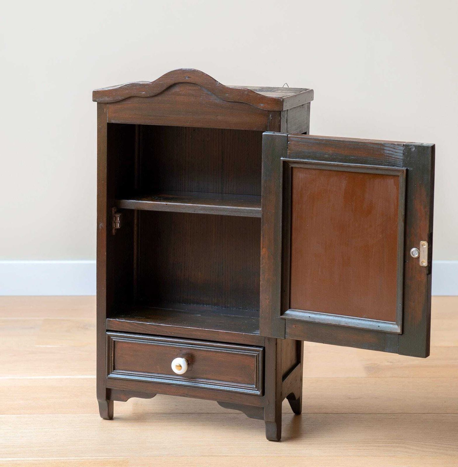 photo furniture Armoire à pharmacie avec miroir, armoire de salle de bains d'époque, coffret à médicaments laqué, meuble de rangement en bois brun foncé