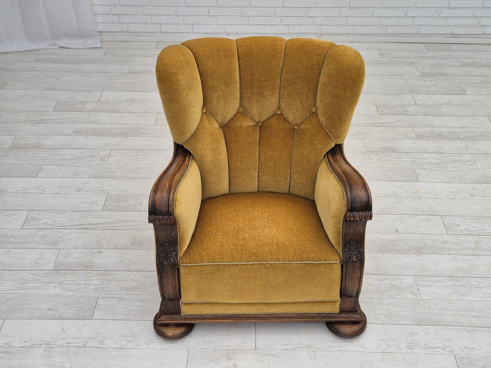 Jaren 1960, Deense Relaxfauteuil, Geel Honingkleurig Meubelvelours, Eikenhout, Jaren 1960. photo vintage