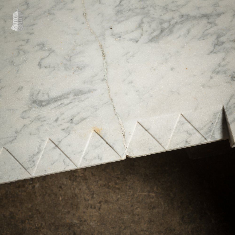 photo vintage Marble Fireplace Surround, White.