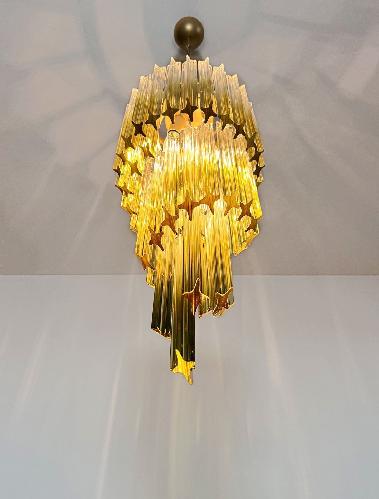 photo vintage Murano Glass Spiral Chandelier – 54 Quadriedri Shaded Green Prisms