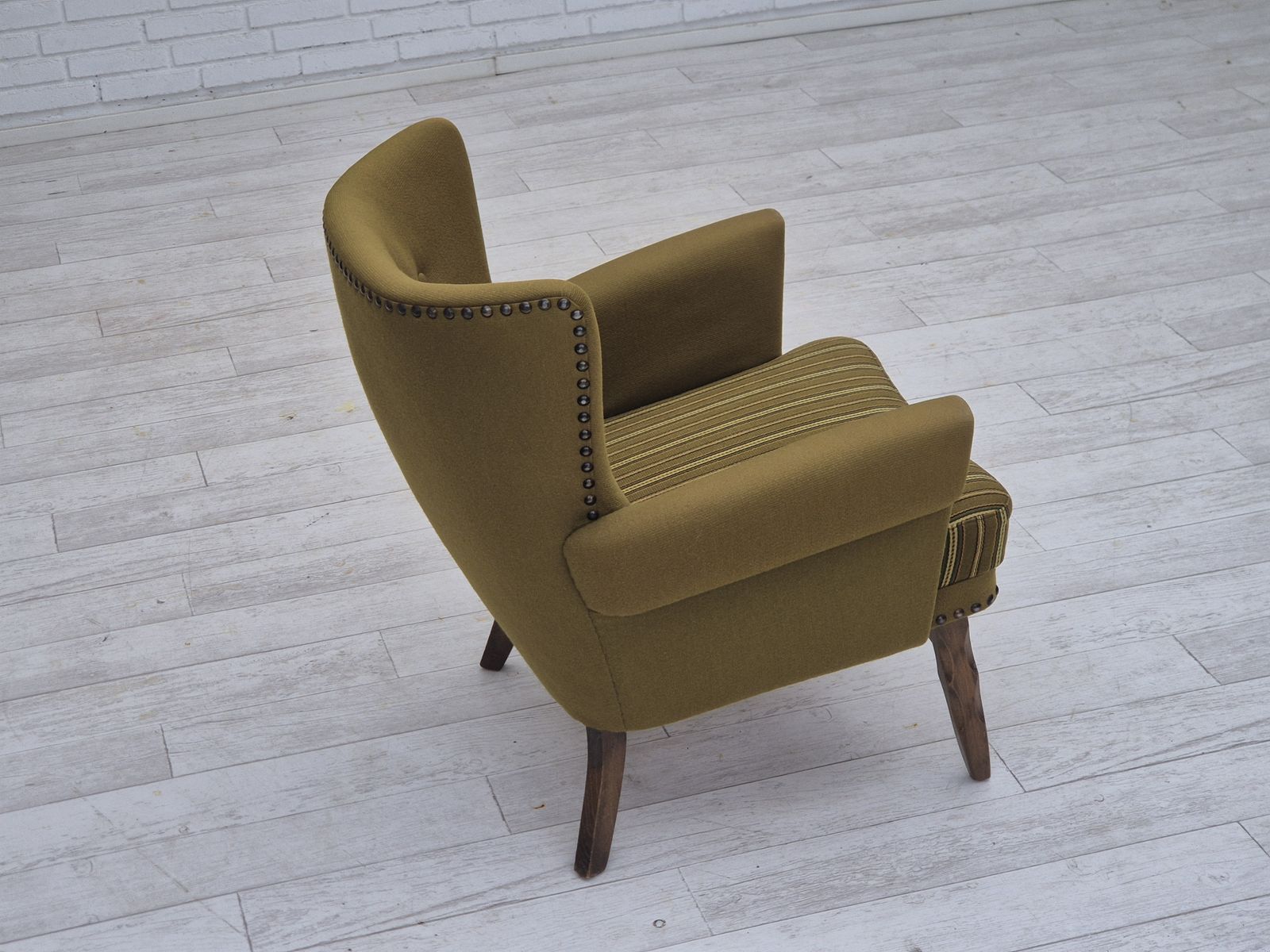 photo vintage 1970s, Danish Lounge Chair, Original Green Furniture Wool, Oak Wood.