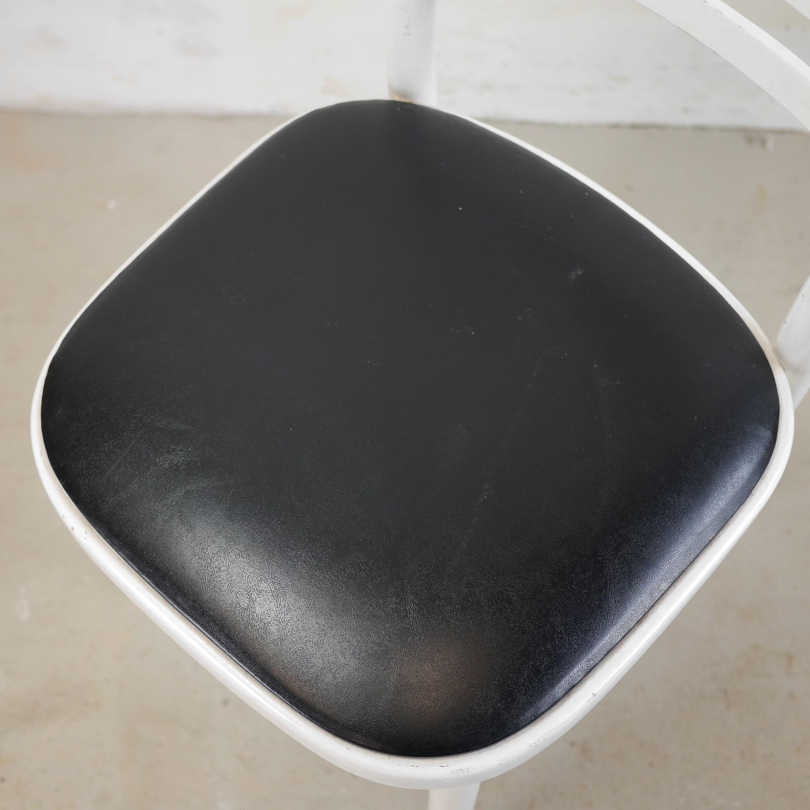 Set 4 Mid Century White  Ladder Back Bentwood Dining Chairs With Faux Black Leather Seats photo Furniture