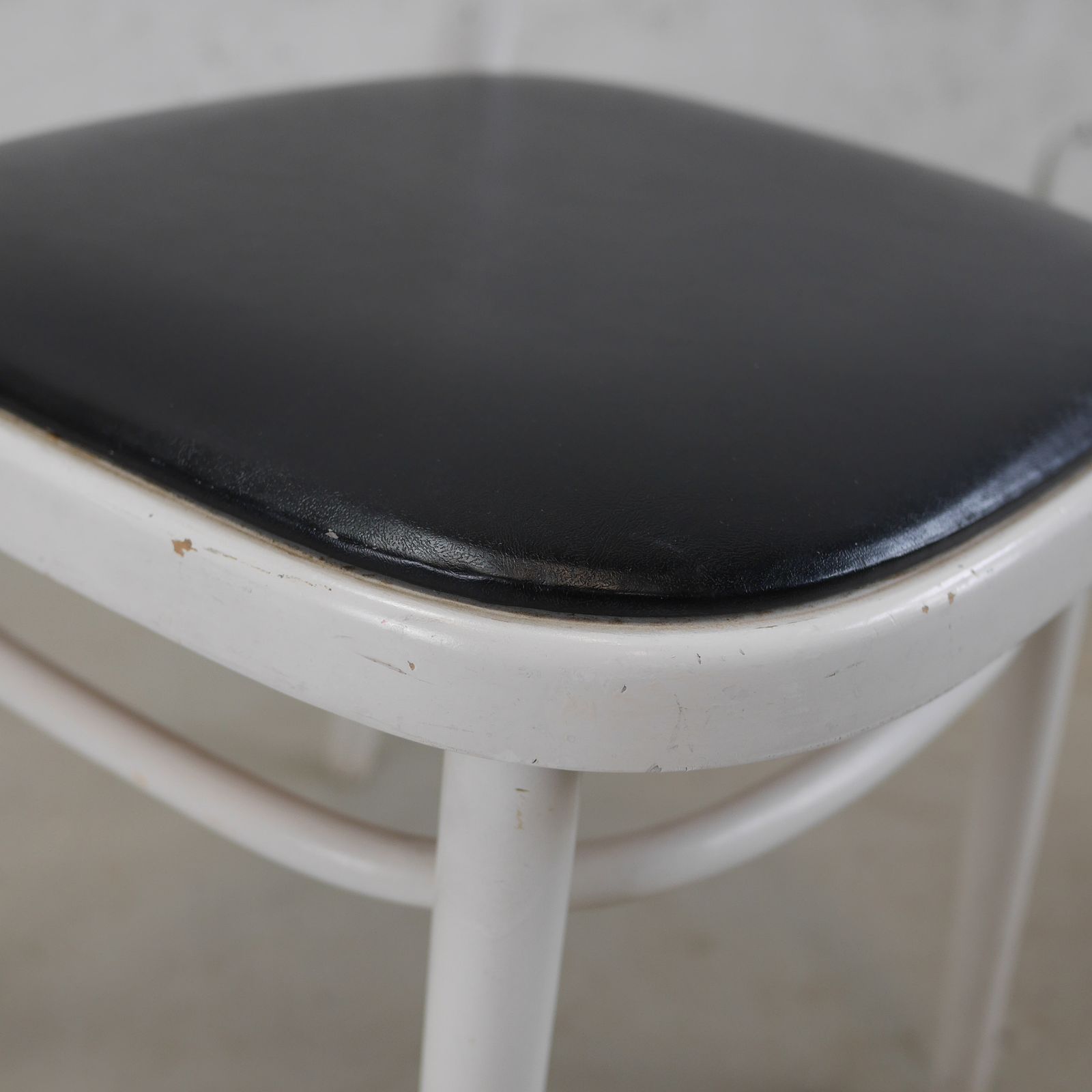 Set 4 Mid Century White  Ladder Back Bentwood Dining Chairs With Faux Black Leather Seats photo vinterior