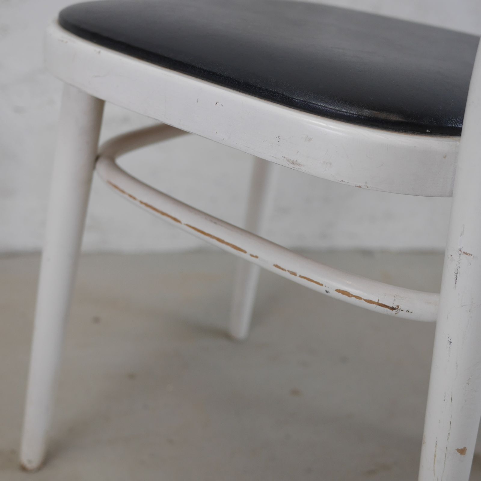 225.0 Set 4 Mid Century White  Ladder Back Bentwood Dining Chairs With Faux Black Leather Seats photo