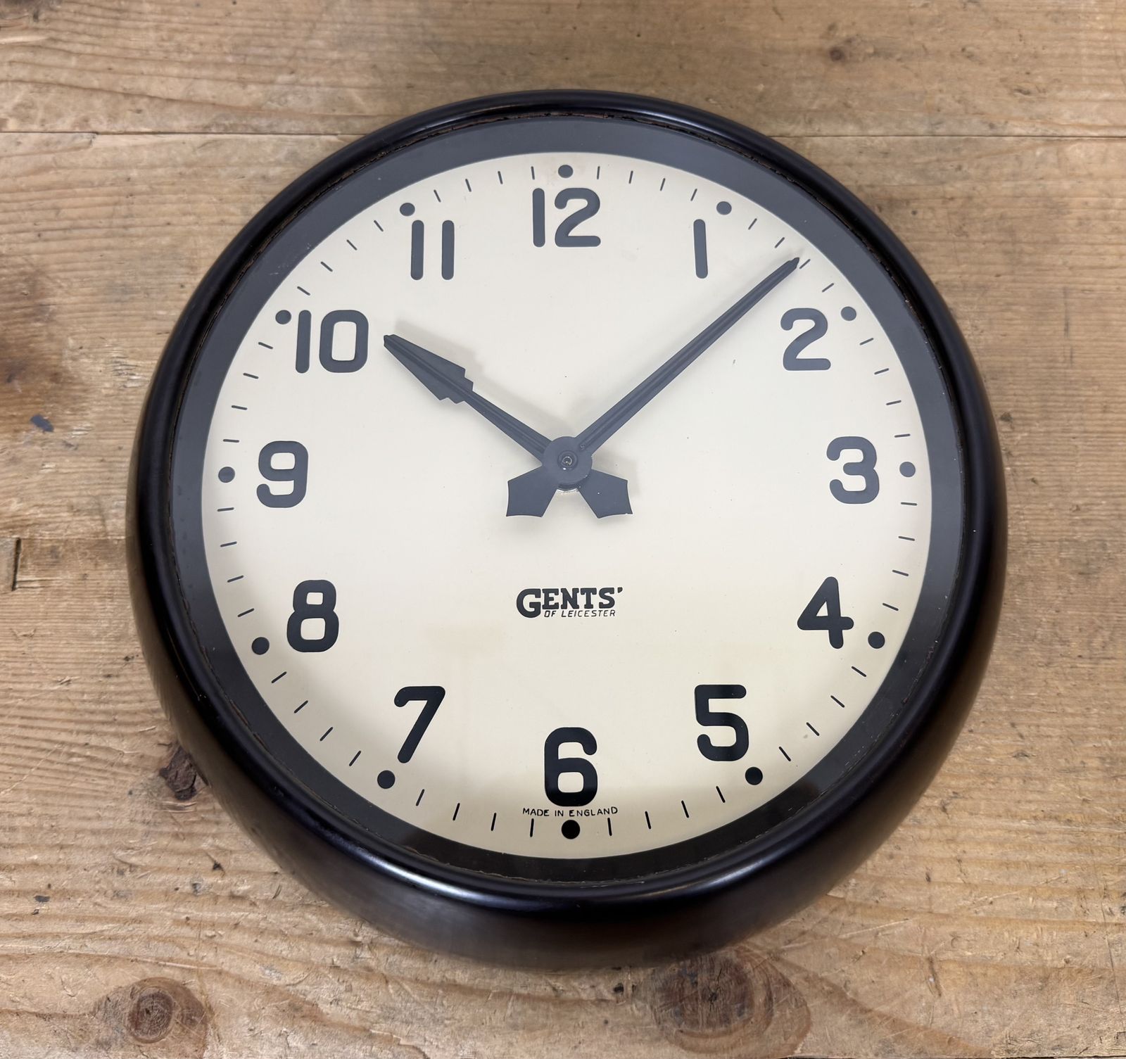 photo vintage Vintage Brown Bakelite Wall Clock By Gents Of Leicester, 1950s