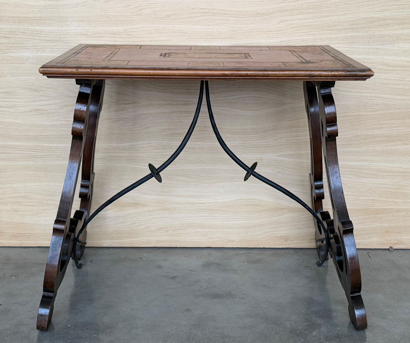 Table d'appoint baroque espagnole, pieds en lyre et plateau en marqueterie, 1850 photo furniture
