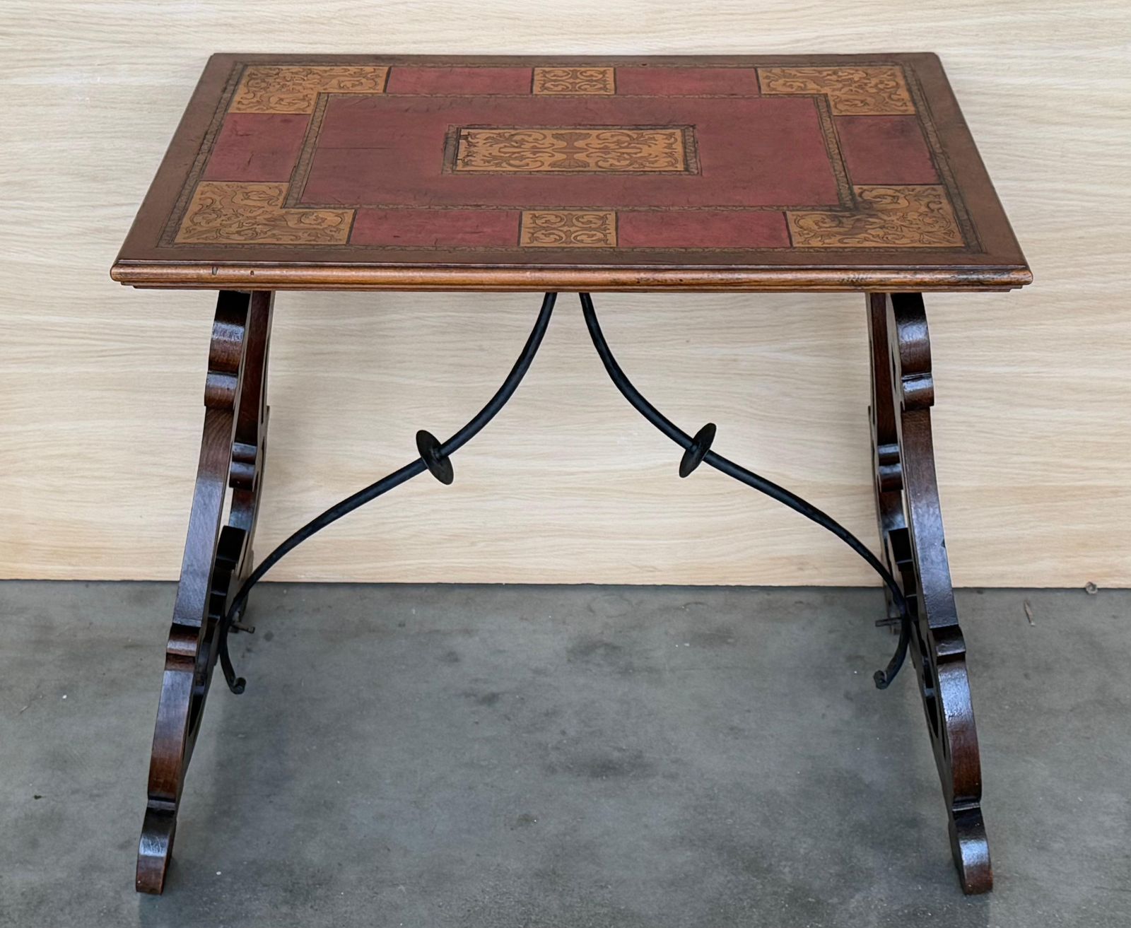 Table d'appoint baroque espagnole, pieds en lyre et plateau en marqueterie, 1850 photo Mobilier