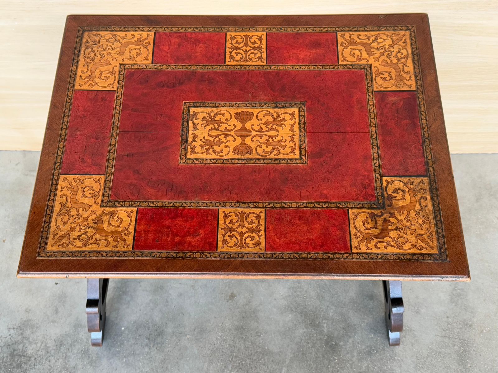 Table d'appoint baroque espagnole, pieds en lyre et plateau en marqueterie, 1850 photo vinterior