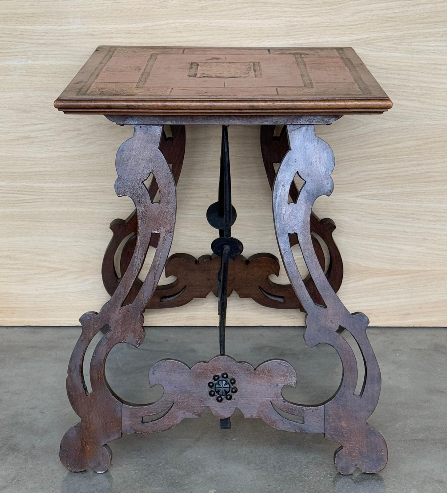 2105.0 Table d'appoint baroque espagnole, pieds en lyre et plateau en marqueterie, 1850 photo