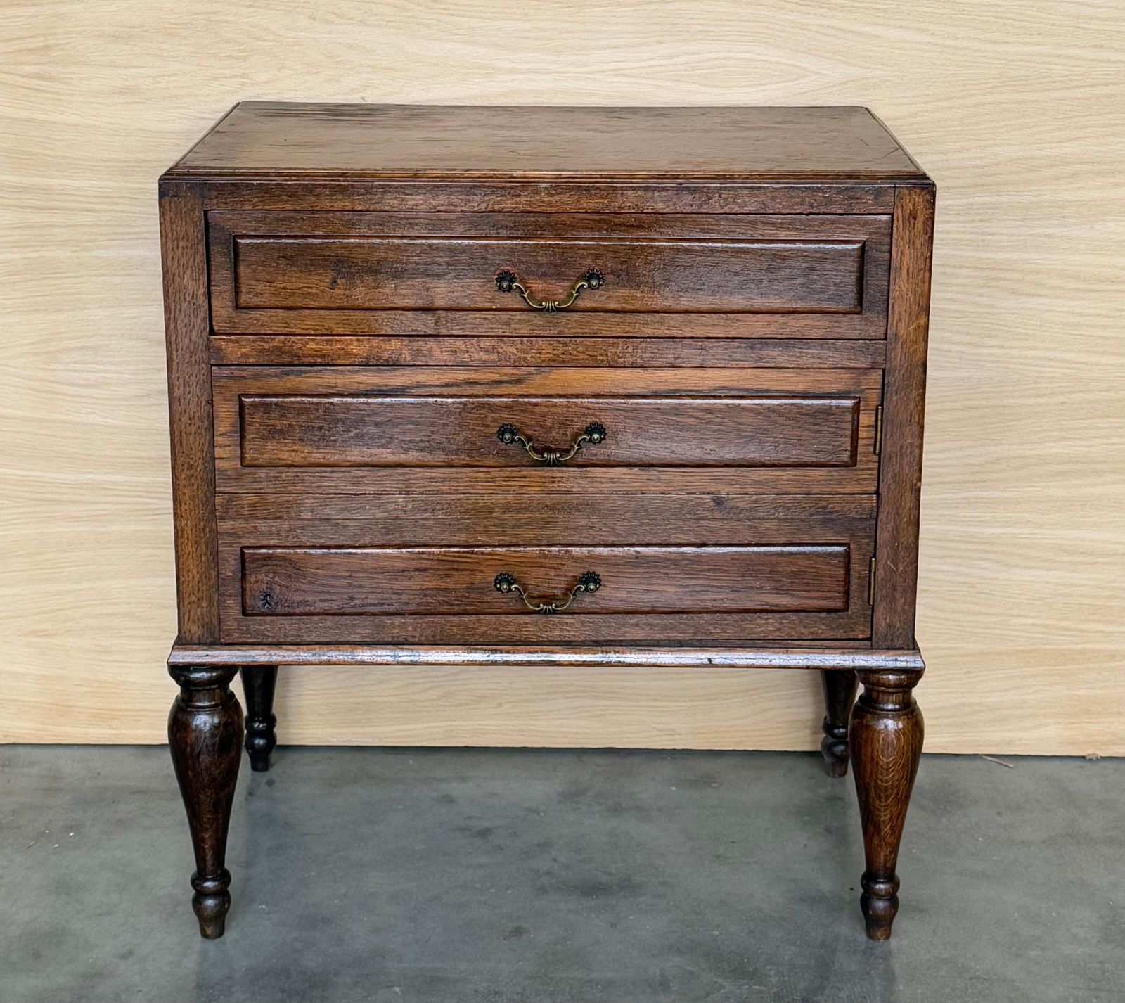 Table d'appoint mid-century française en noyer, un tiroir et porte dissimulée, années 1950 photo furniture