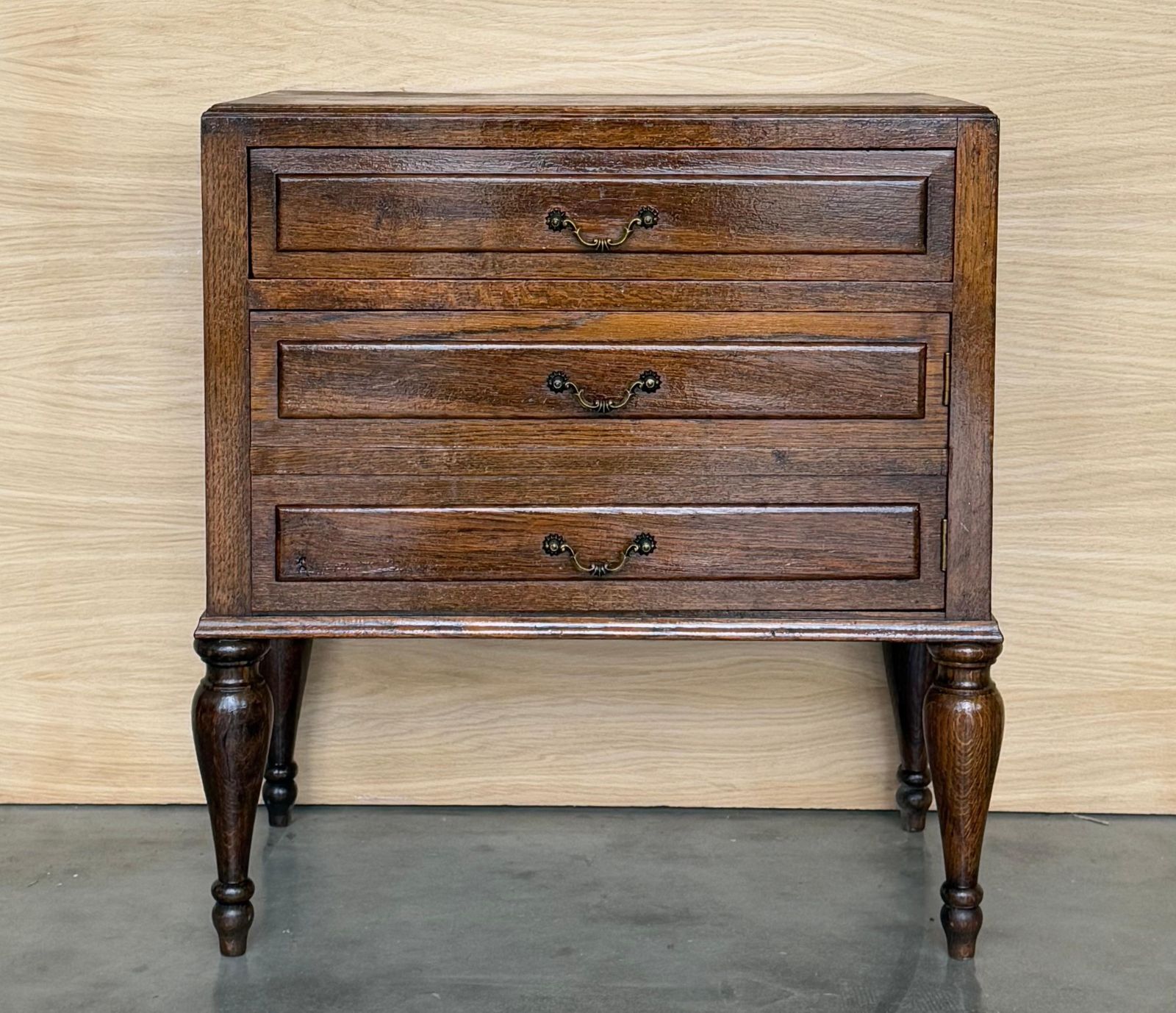 Table d'appoint mid-century française en noyer, un tiroir et porte dissimulée, années 1950 photo for sale